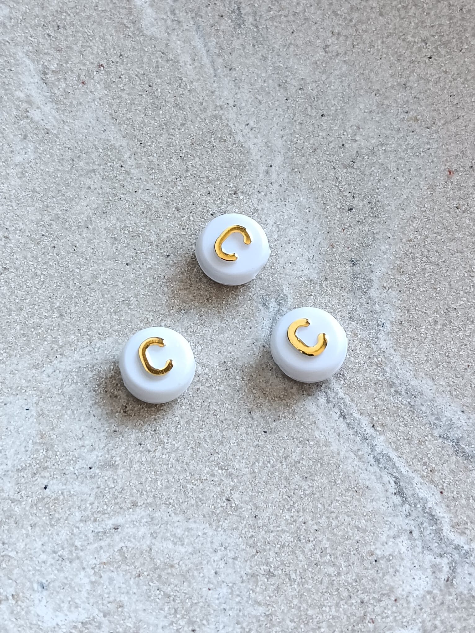 Perle lettre alphabet doré/blanc - 10mm