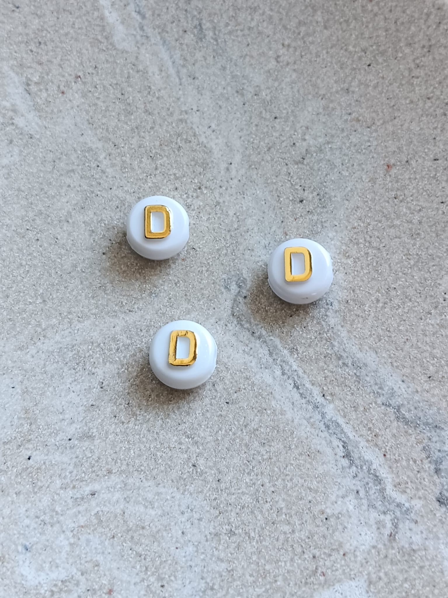 Perle lettre alphabet doré/blanc - 10mm
