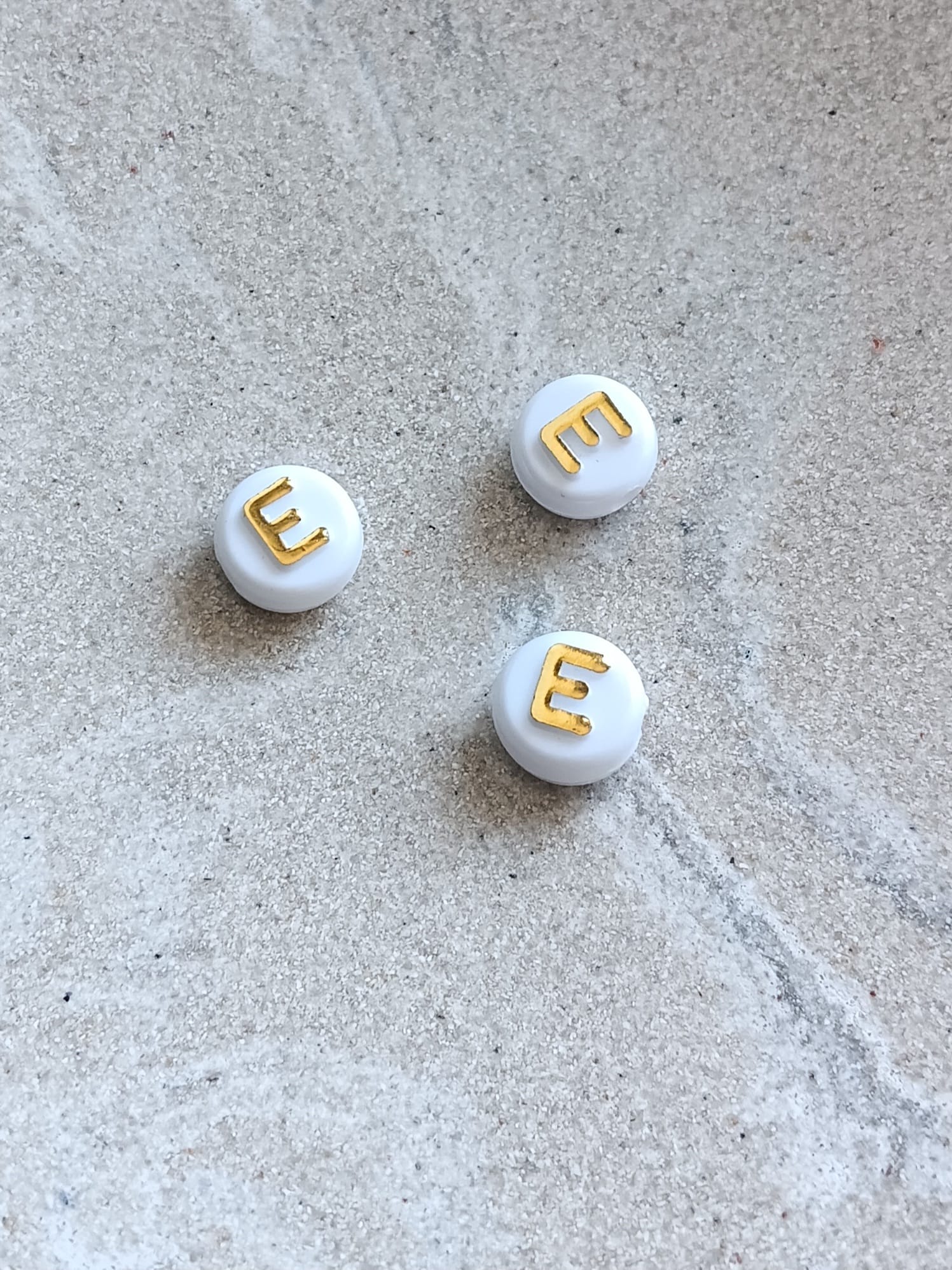 Perle lettre alphabet doré/blanc - 10mm