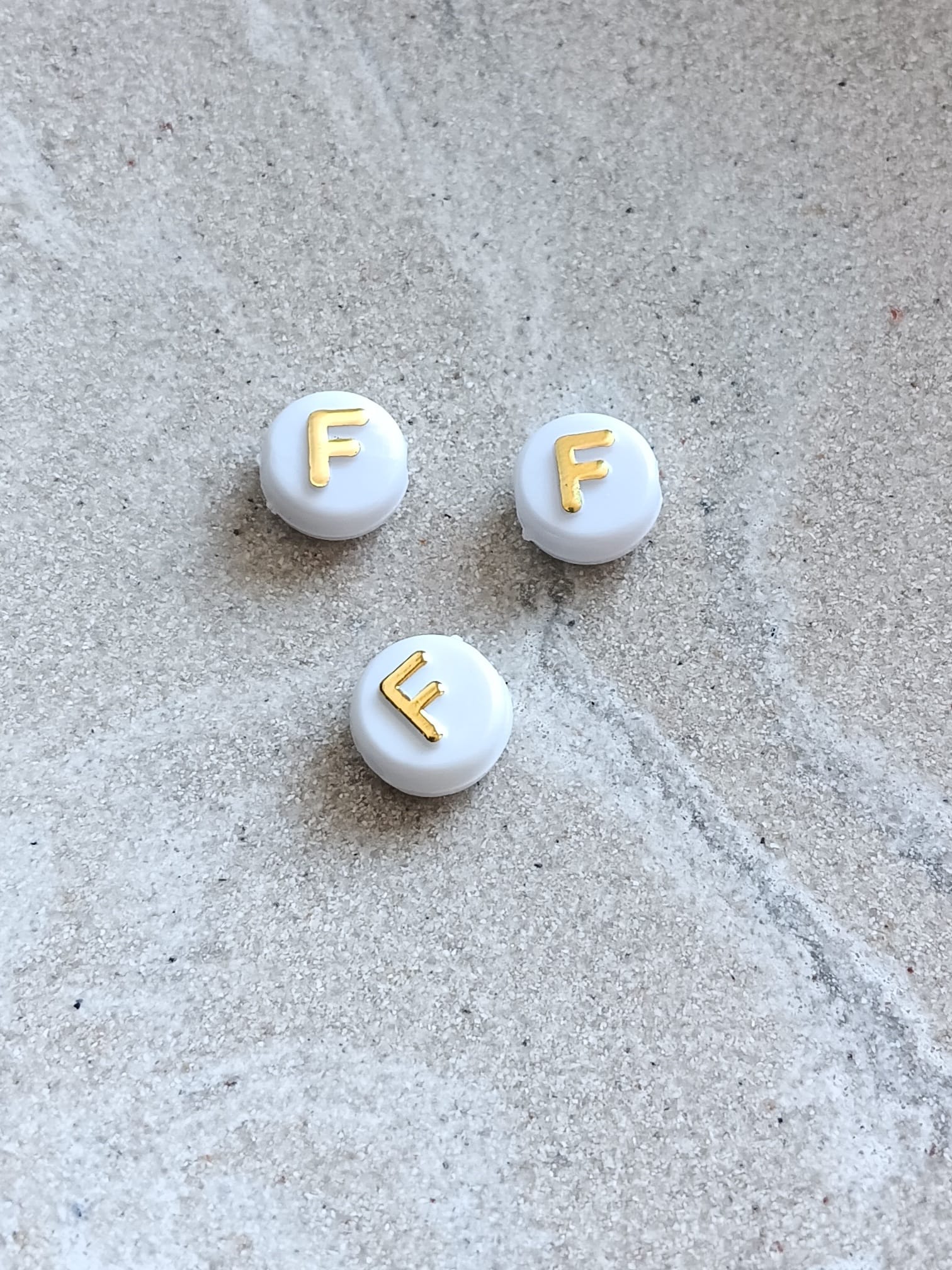 Perle lettre alphabet doré/blanc - 10mm
