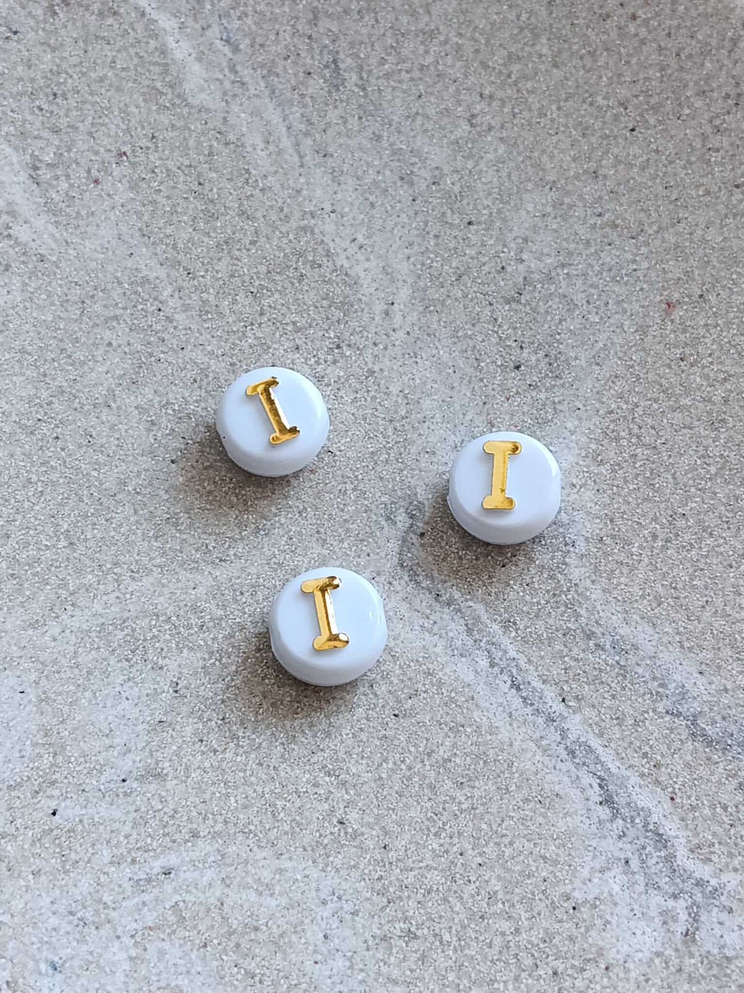 Perle lettre alphabet doré/blanc - 10mm