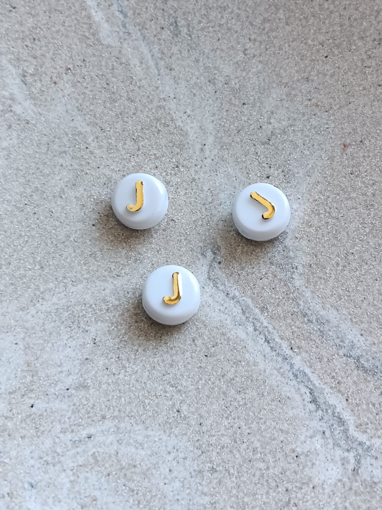 Perle lettre alphabet doré/blanc - 10mm