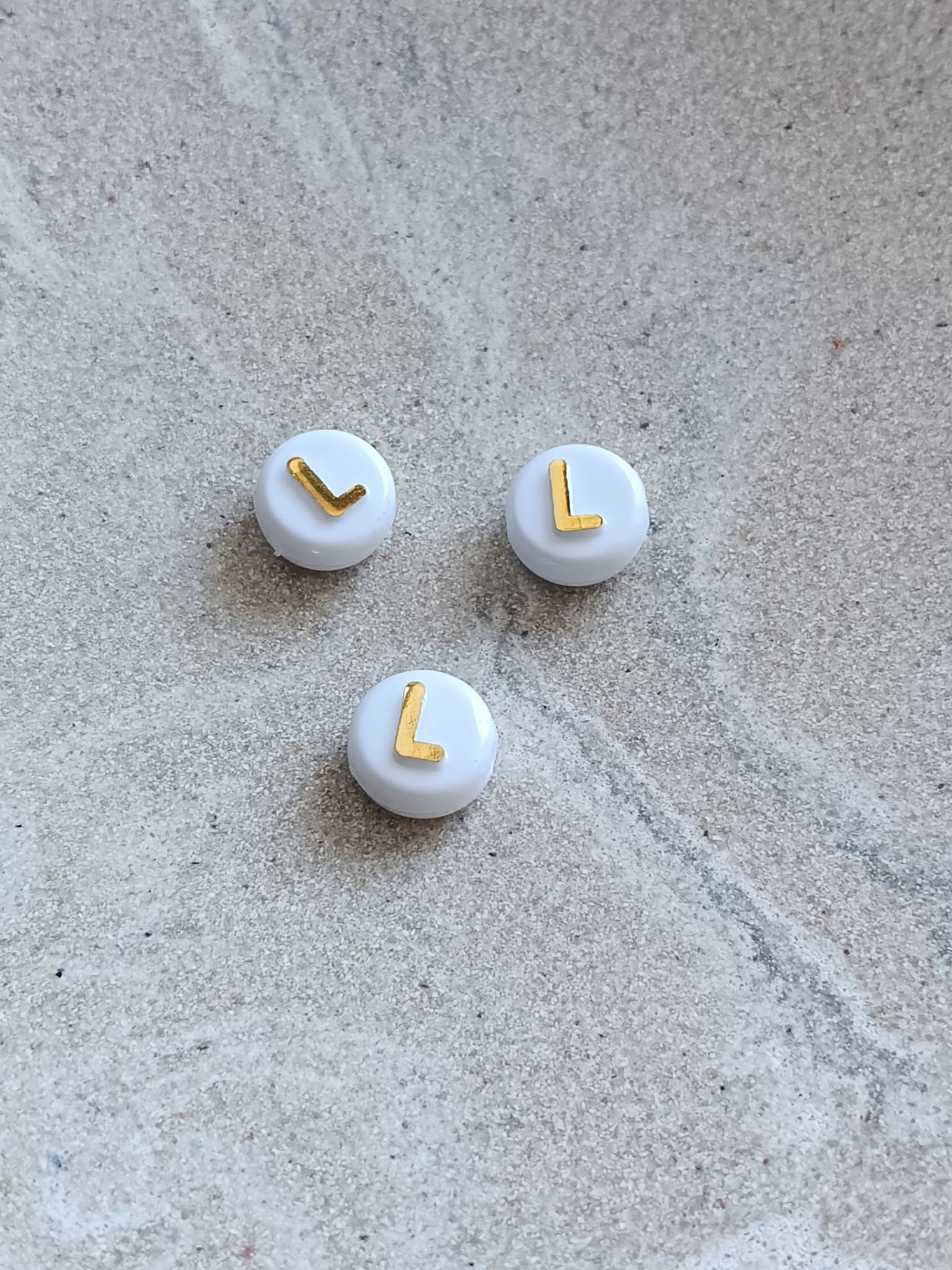 Perle lettre alphabet doré/blanc - 10mm