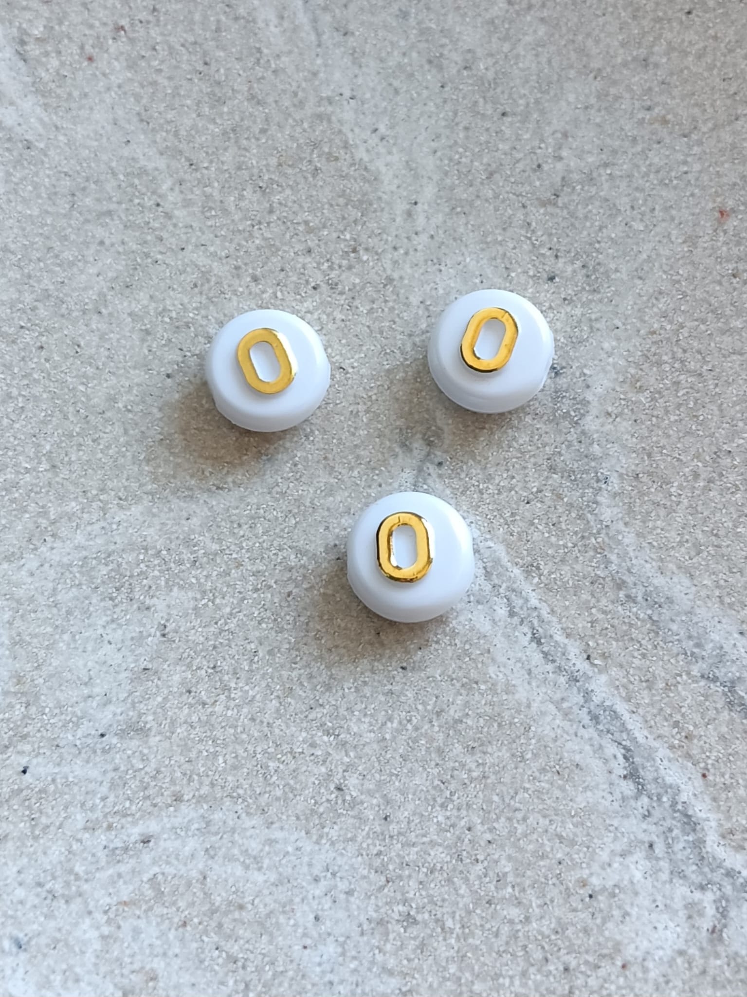 Perle lettre alphabet doré/blanc - 10mm