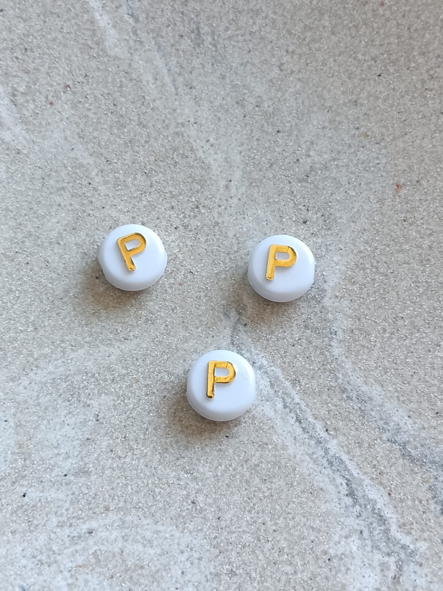 Perle lettre alphabet doré/blanc - 10mm