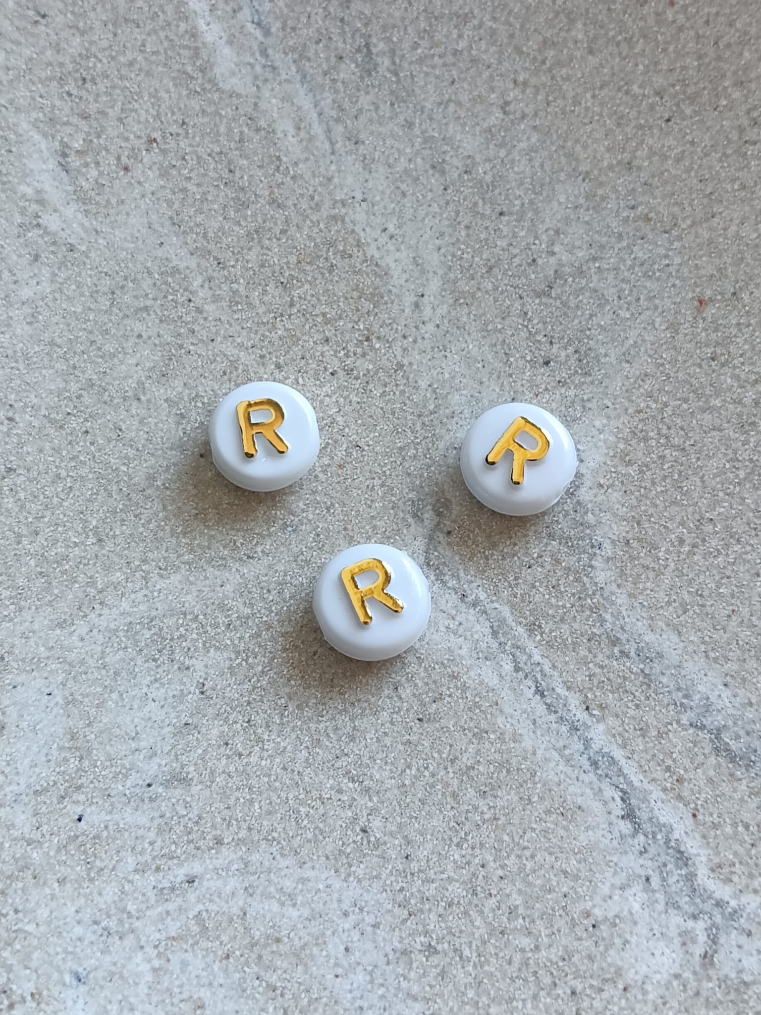 Perle lettre alphabet doré/blanc - 10mm