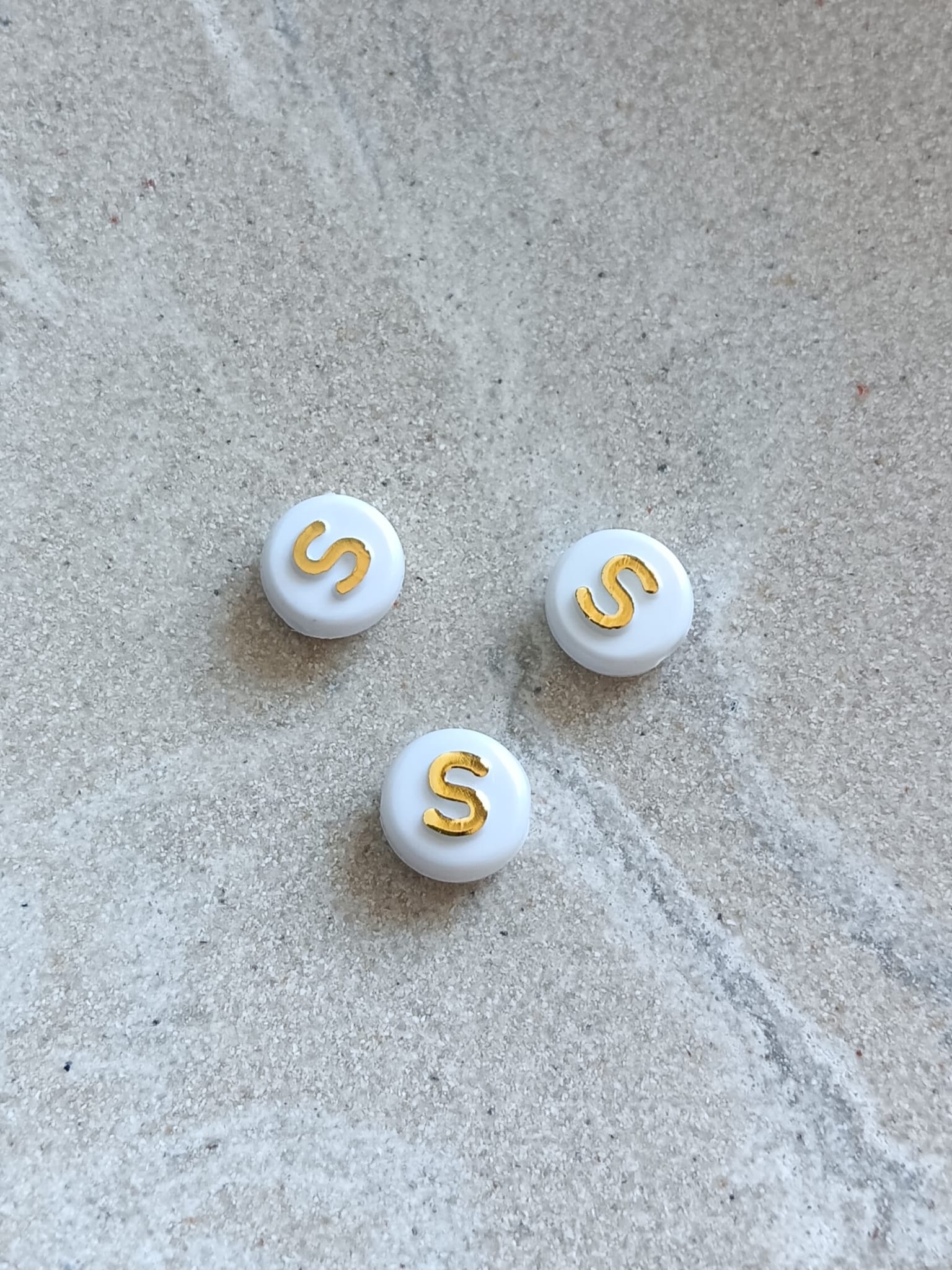 Perle lettre alphabet doré/blanc - 10mm