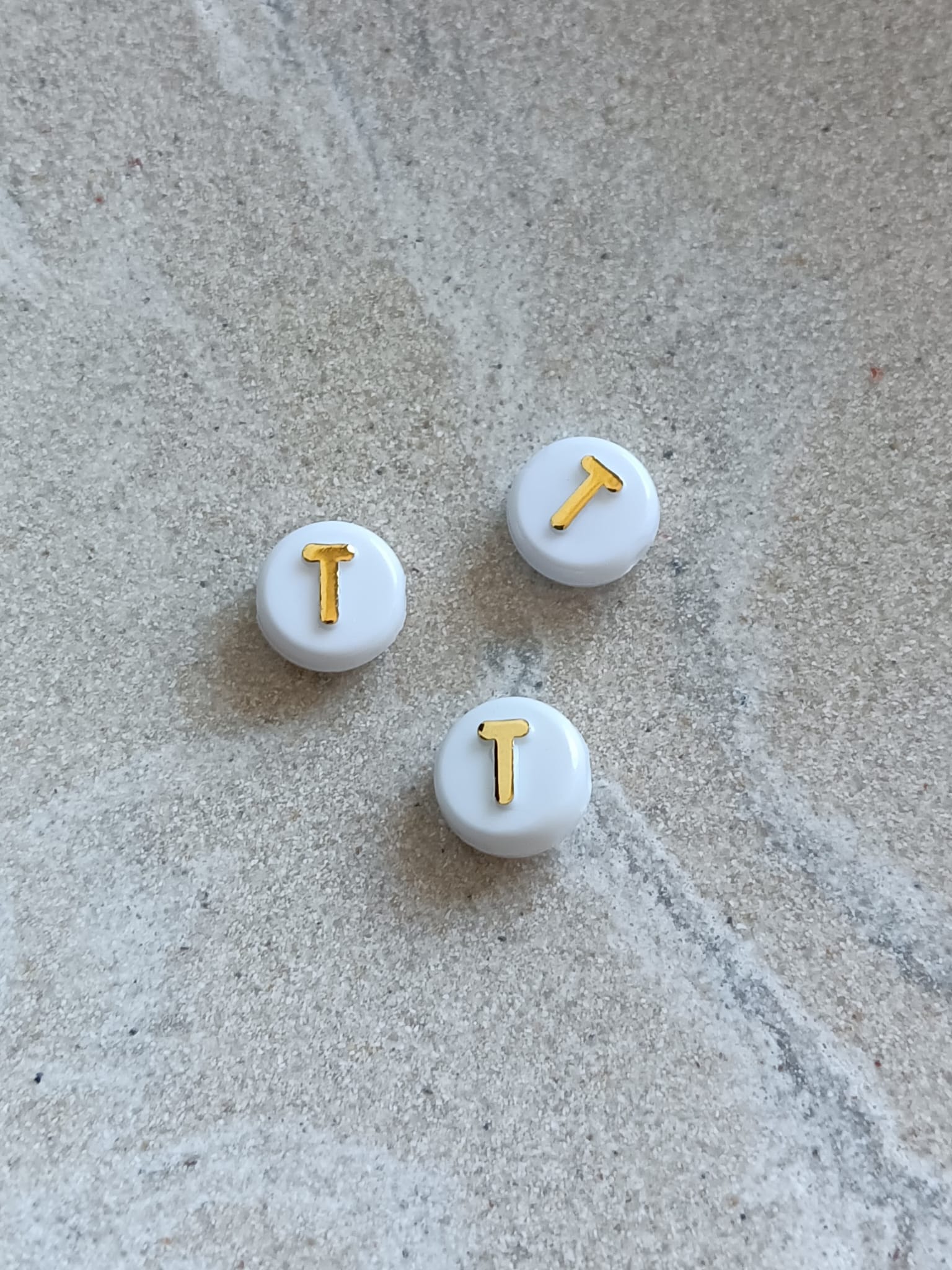 Perle lettre alphabet doré/blanc - 10mm