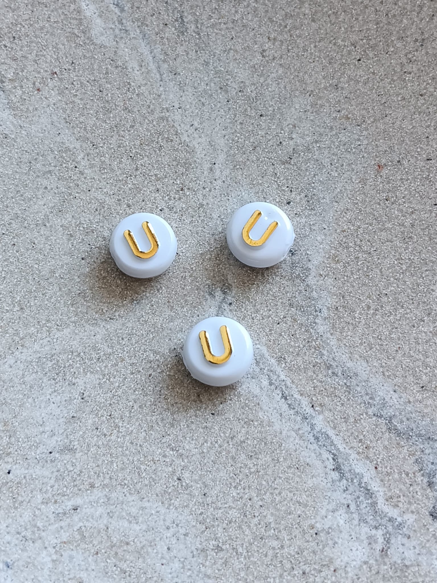 Perle lettre alphabet doré/blanc - 10mm
