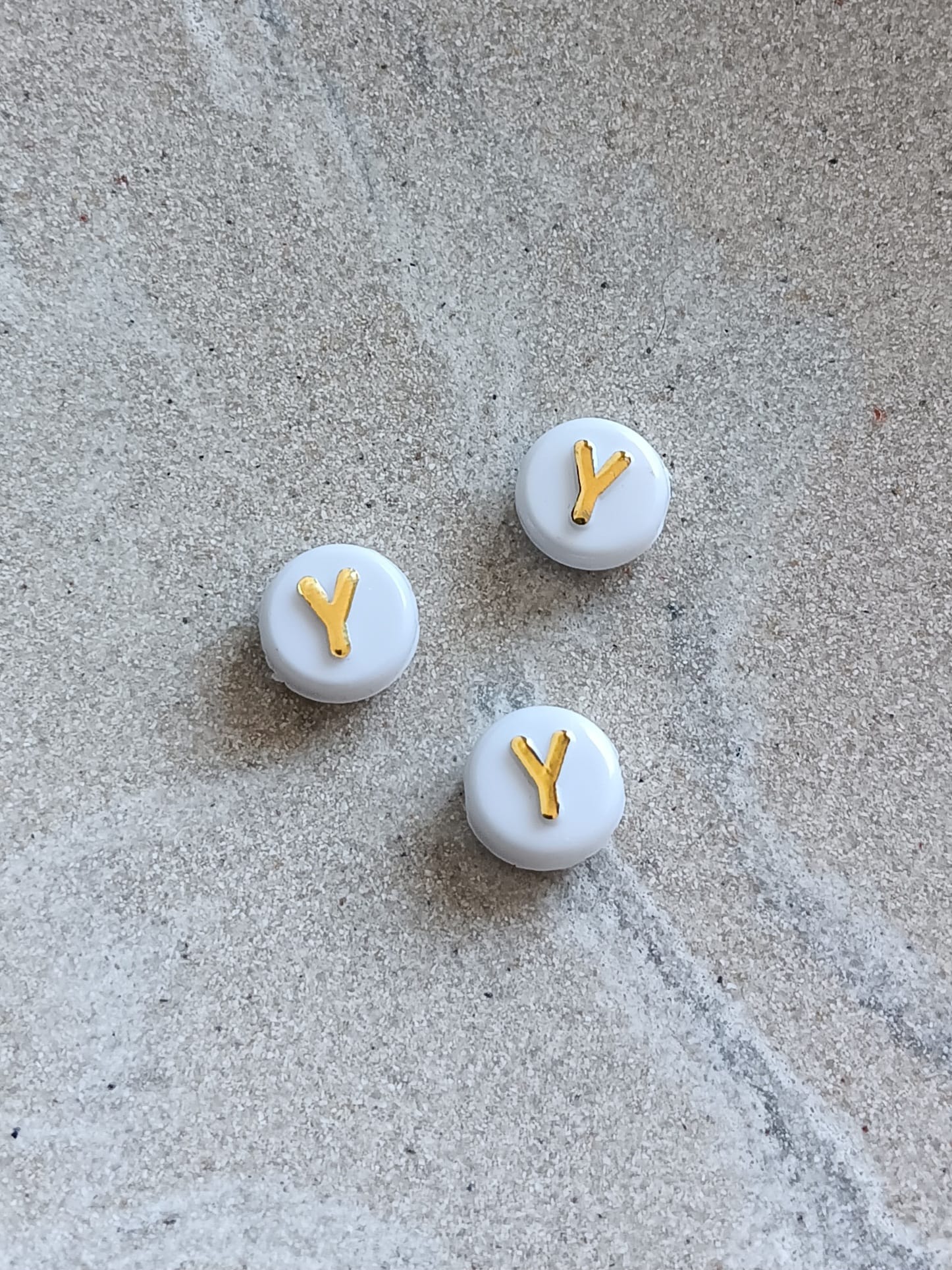 Perle lettre alphabet doré/blanc - 10mm