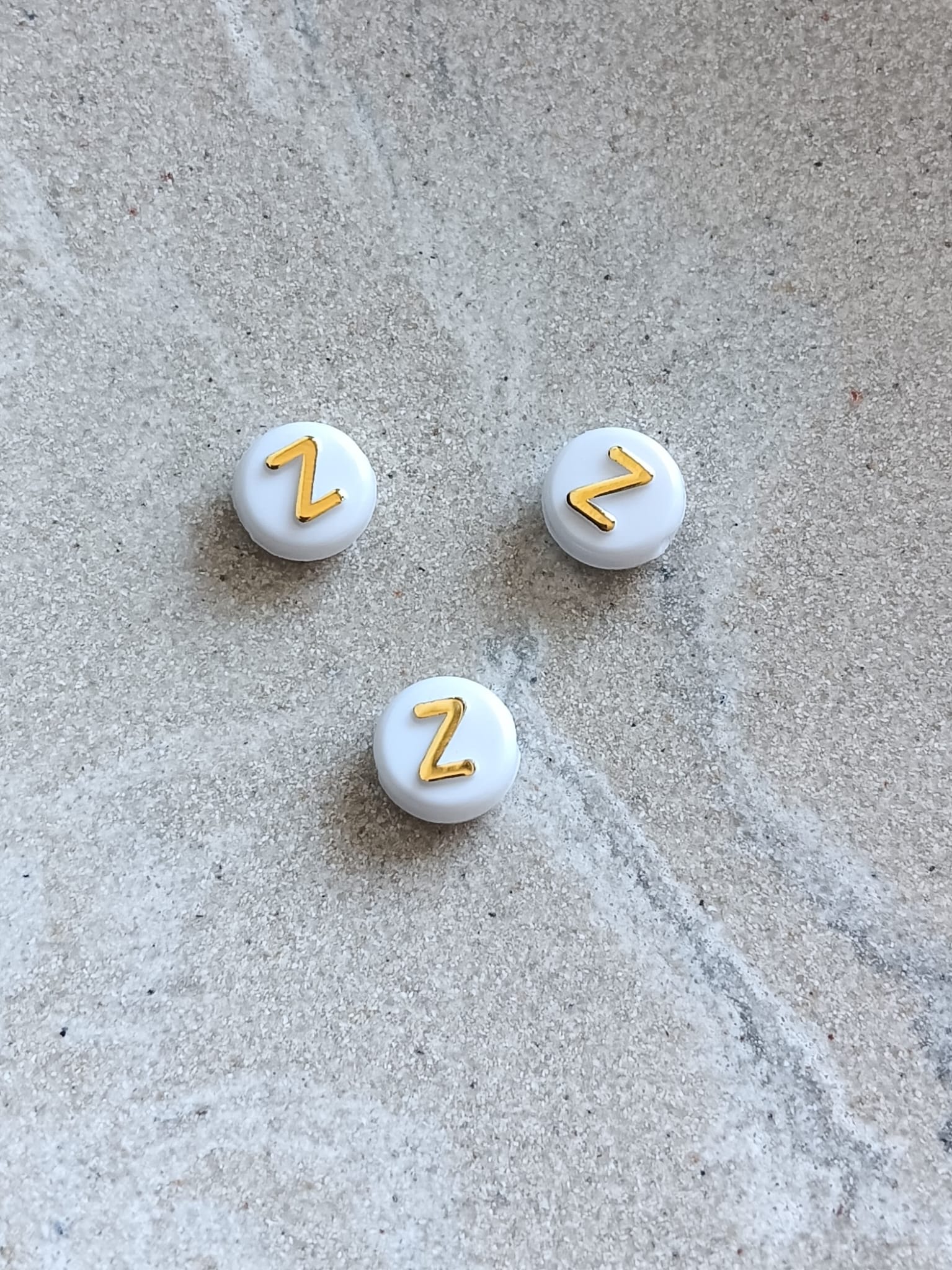 Perle lettre alphabet doré/blanc - 10mm