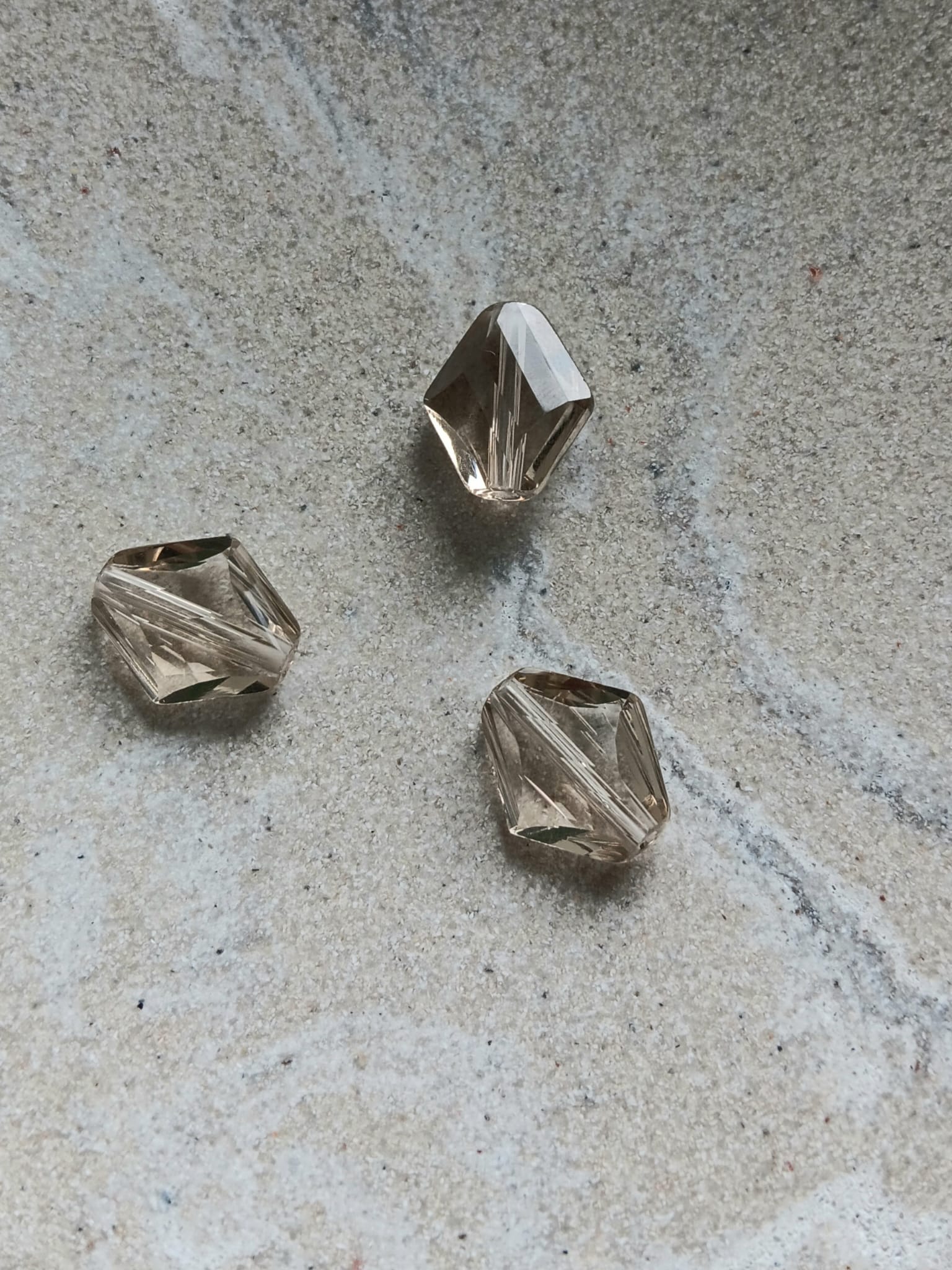 perlesetcreationbijoux-perle-losange-facette-verre-14x12mm-beige