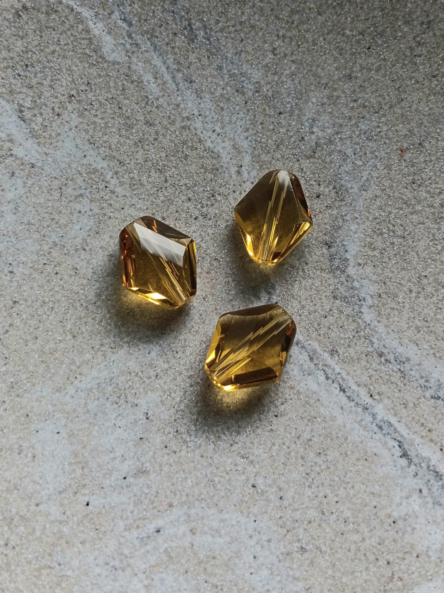 perlesetcreationbijoux-perle-losange-facette-verre-14x12mm-jaune