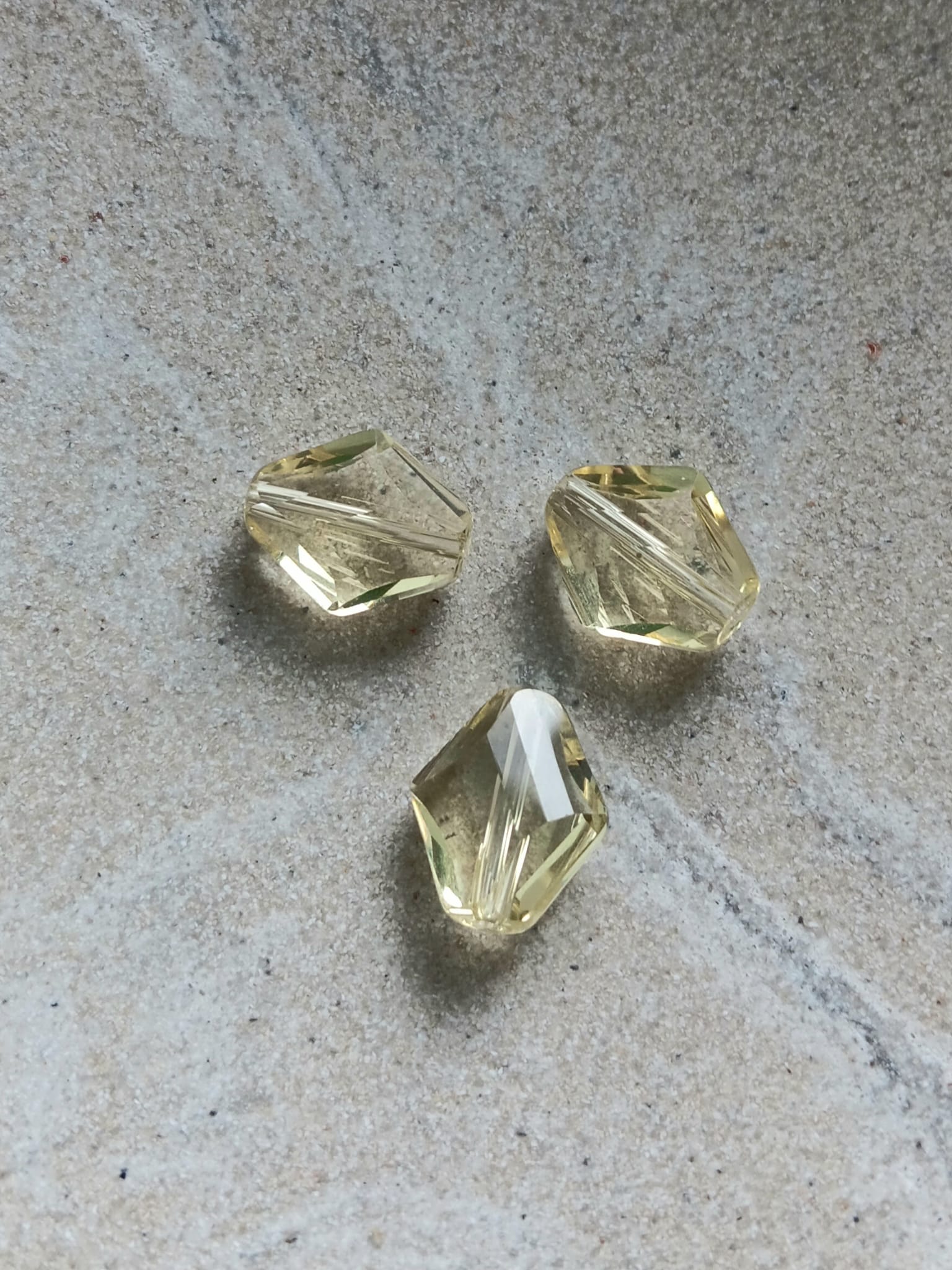 perlesetcreationbijoux-perle-losange-facette-verre-14x12mm-jaune