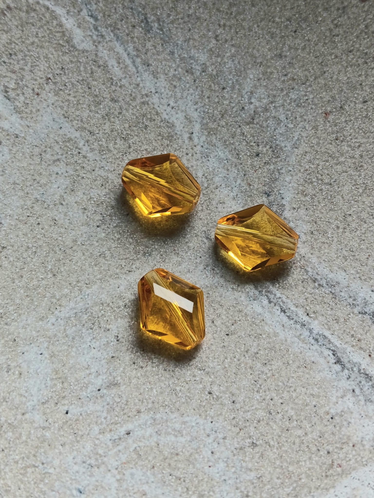 perlesetcreationbijoux-perle-losange-facette-verre-14x12mm-jaune