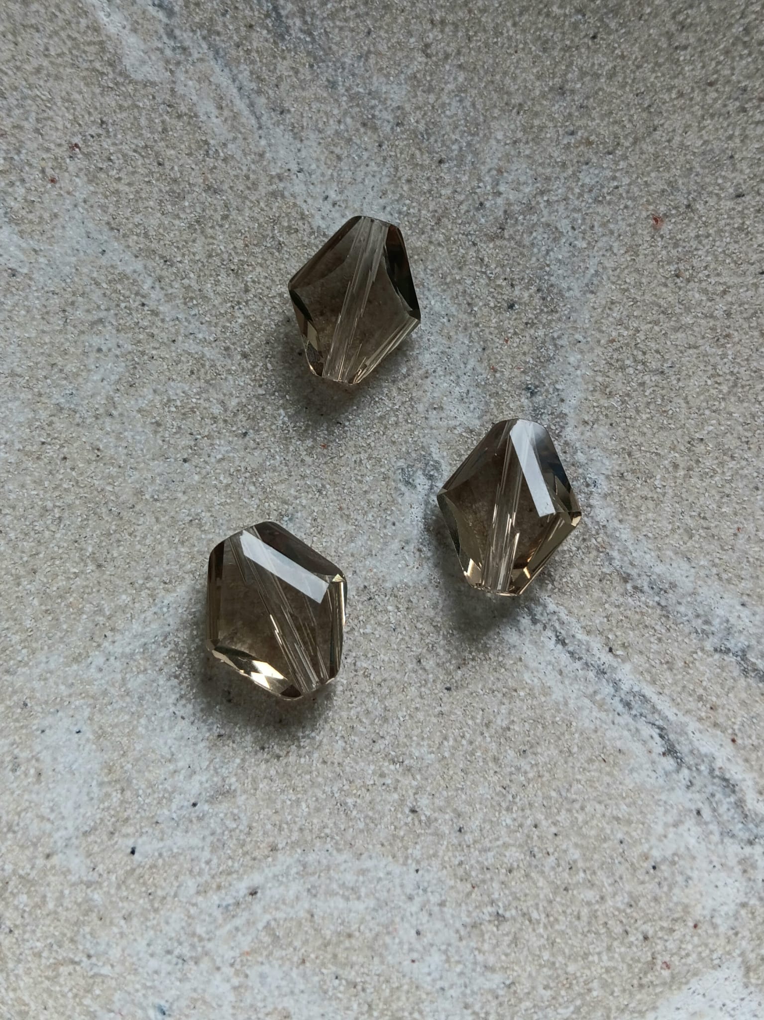 perlesetcreationbijoux-perle-losange-facette-verre-14x12mm-gris