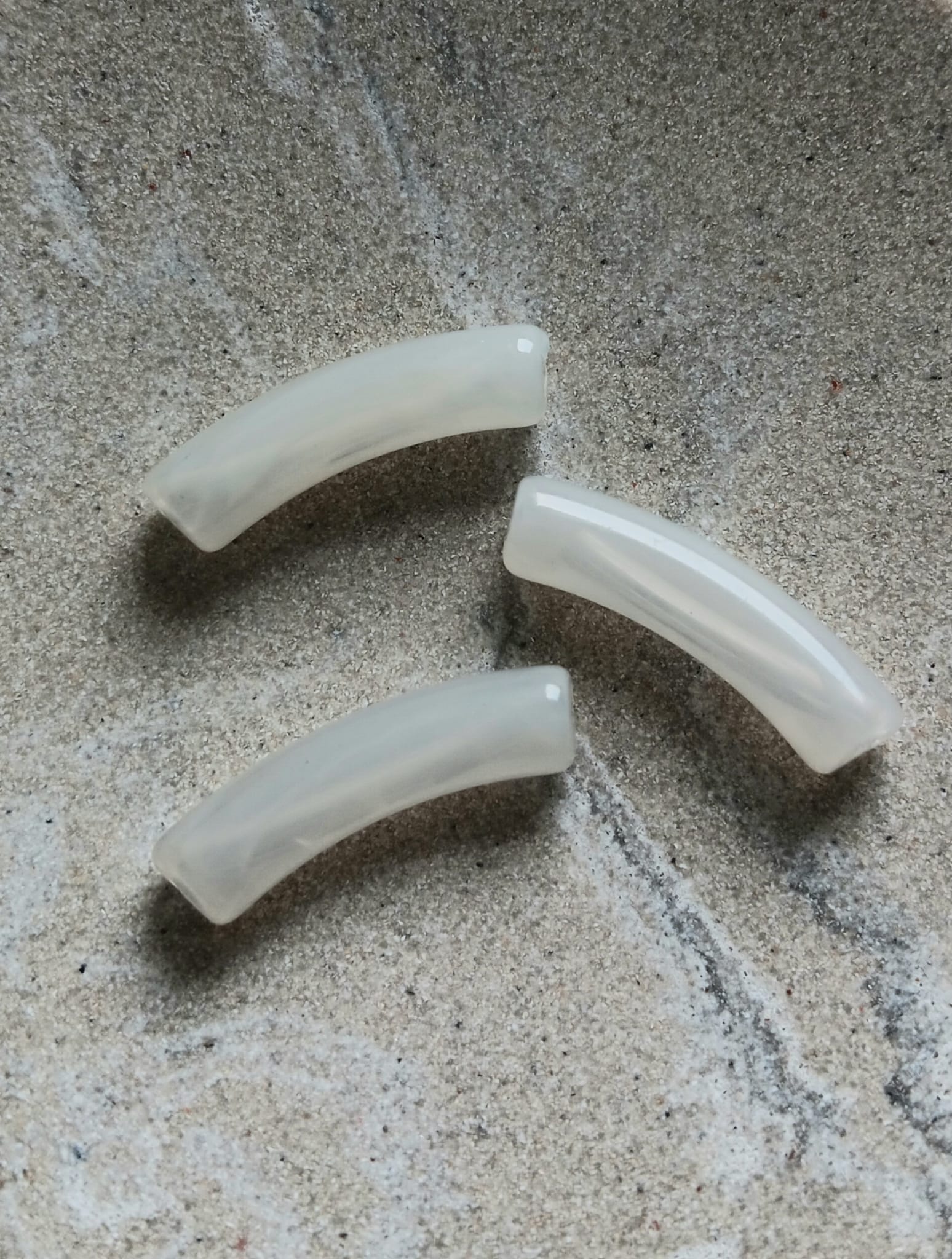 Perle tube incurvé effet marbré en acrylique - 31x9 mm