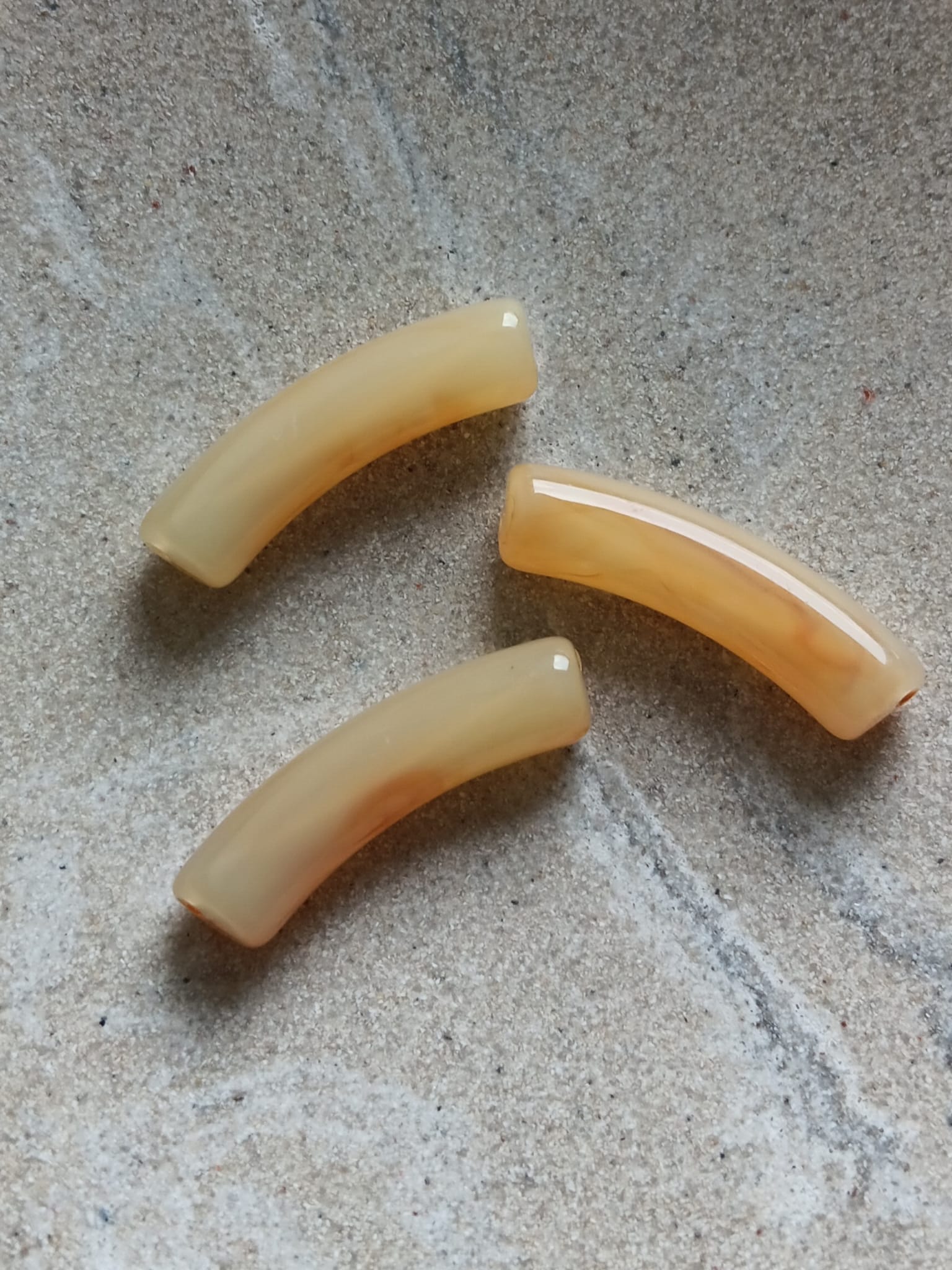 Perle tube incurvé effet marbré en acrylique - 31x9 mm