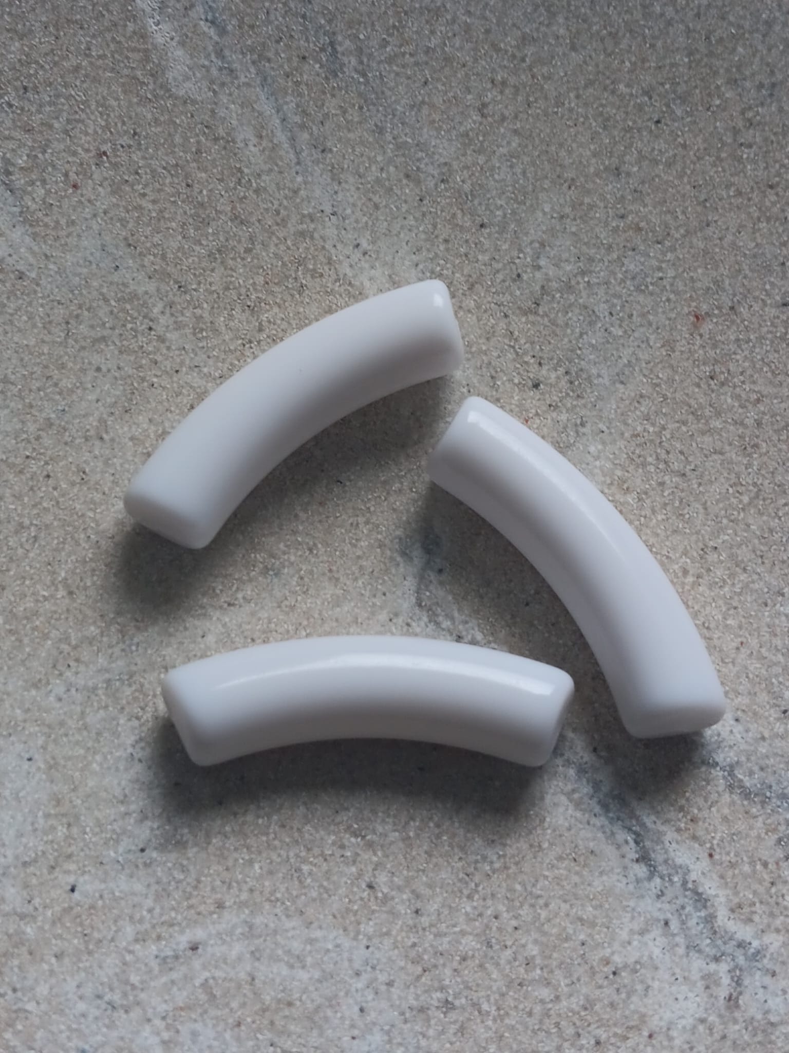 perlesetcreationbijoux-perle-tube-incurve-32x9mm-blanc