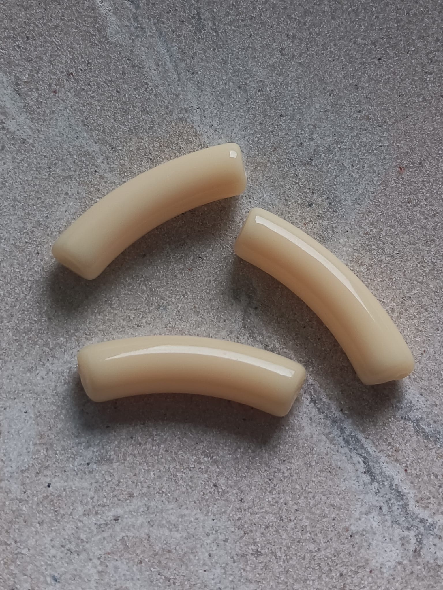 perlesetcreationbijoux-perle-tube-incurve-32x9mm-beige