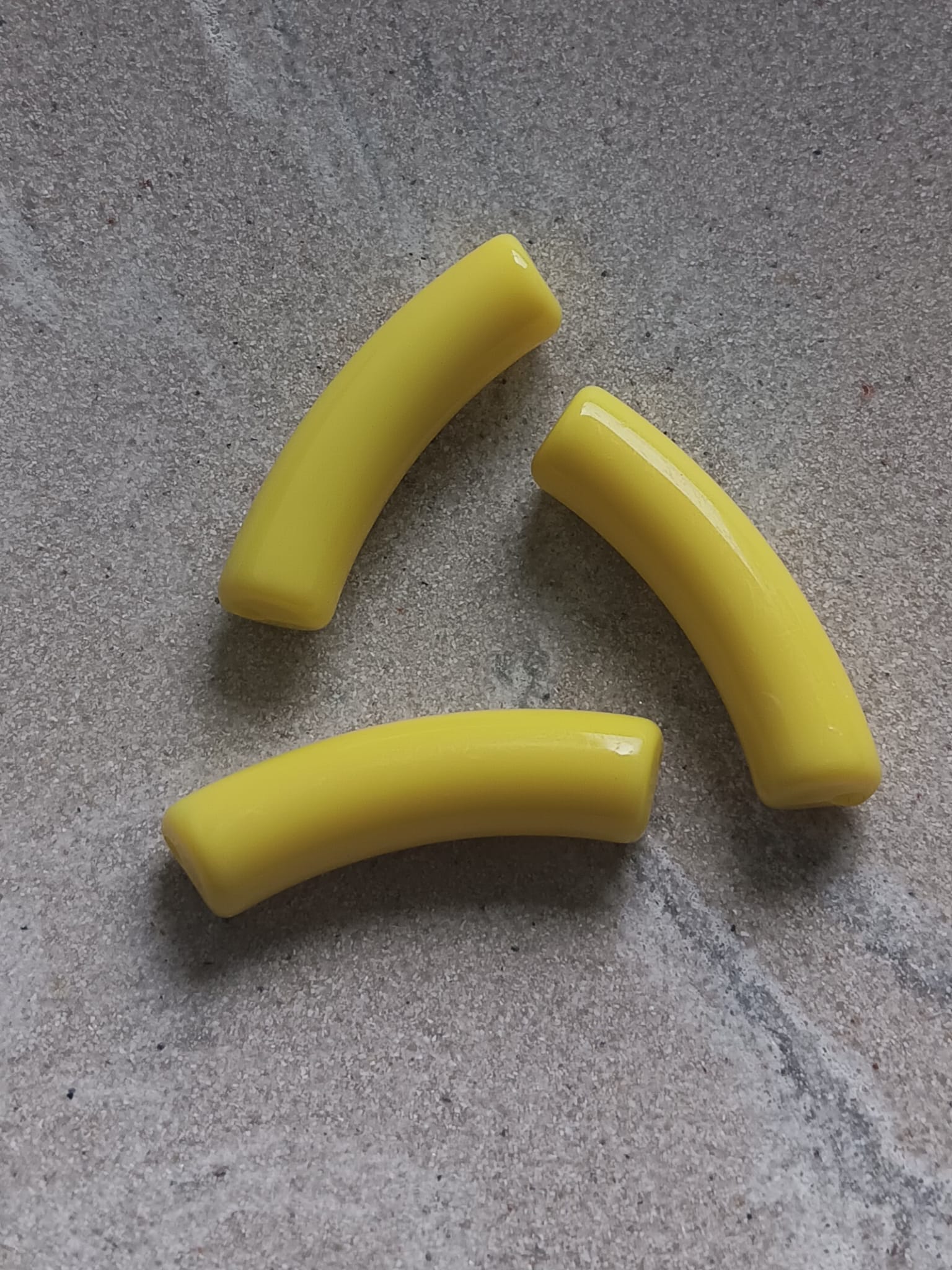 perlesetcreationbijoux-perle-tube-incurve-32x9mm-jaune