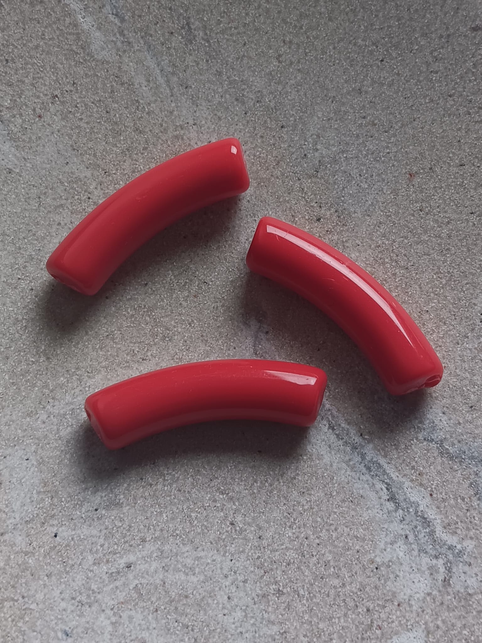perlesetcreationbijoux-perle-tube-incurve-32x9mm-rouge