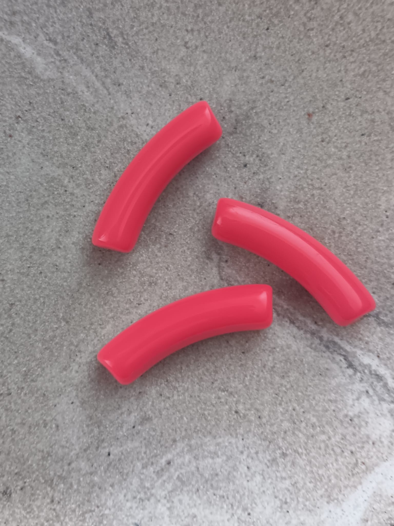 perlesetcreationbijoux-perle-tube-incurve-32x9mm-rouge