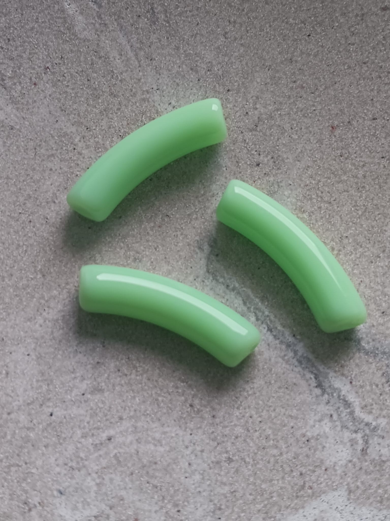 perlesetcreationbijoux-perle-tube-incurve-32x9mm-vert