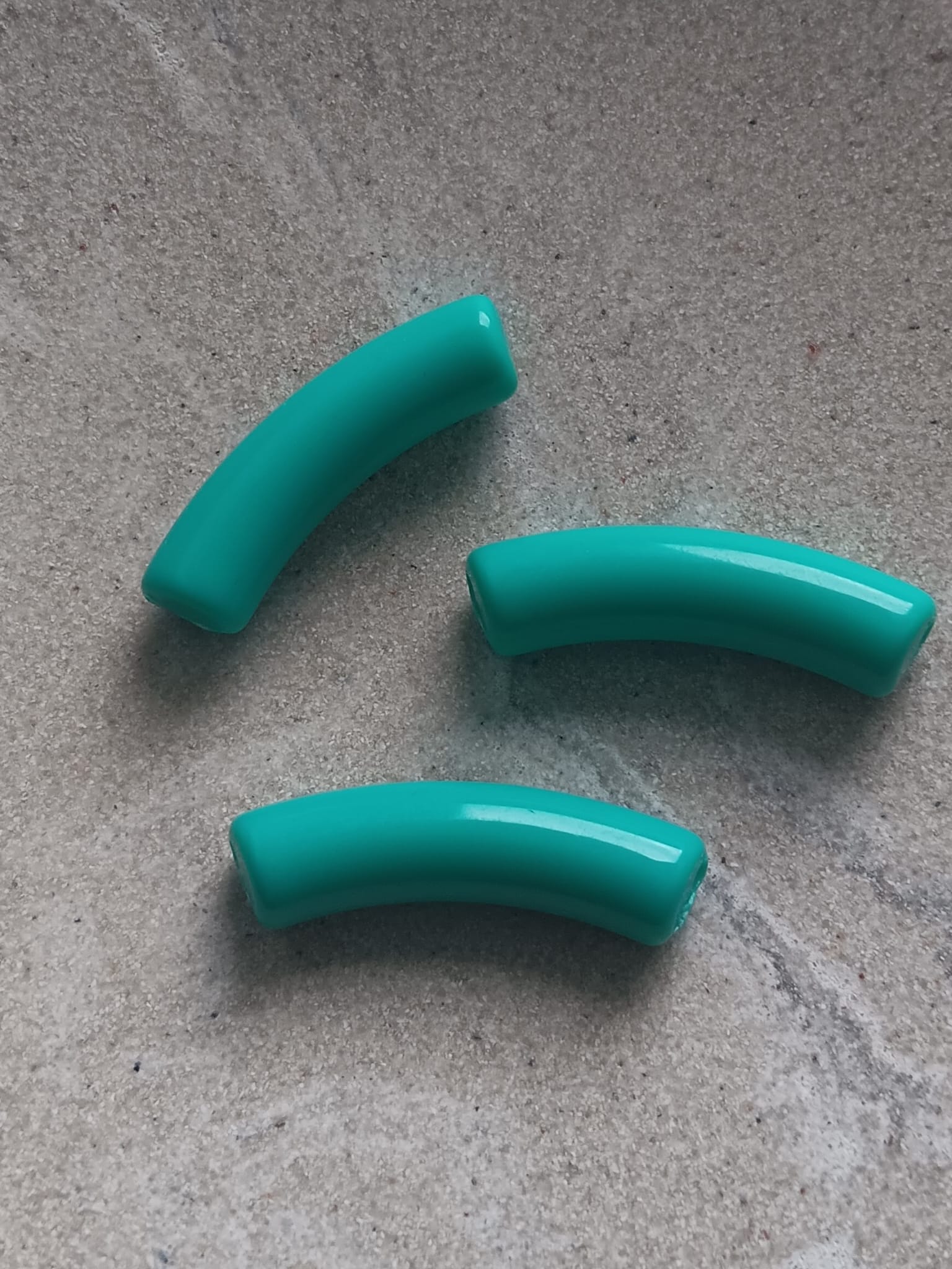 perlesetcreationbijoux-perle-tube-incurve-32x9mm-vert