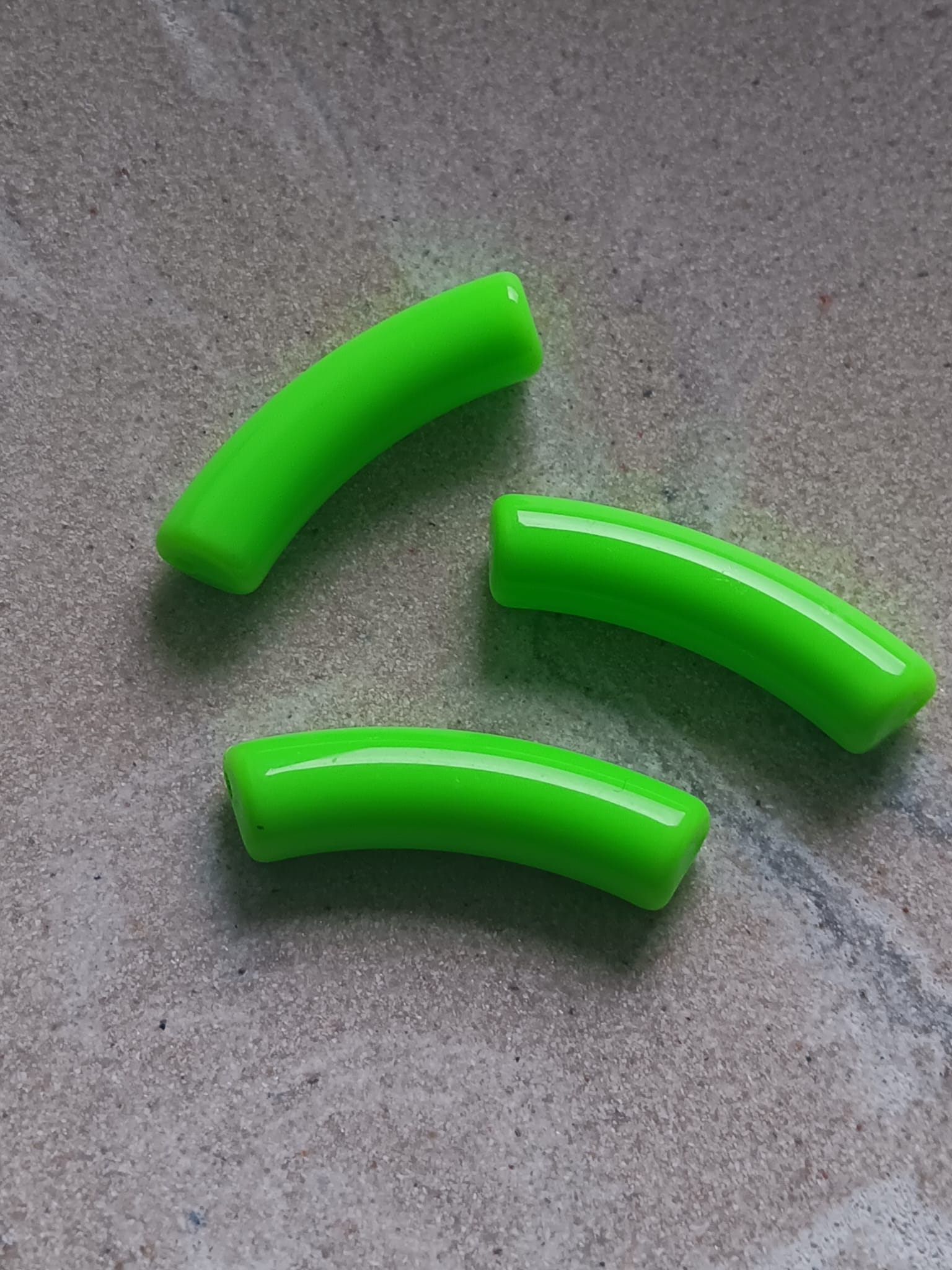 perlesetcreationbijoux-perle-tube-incurve-32x9mm-vert