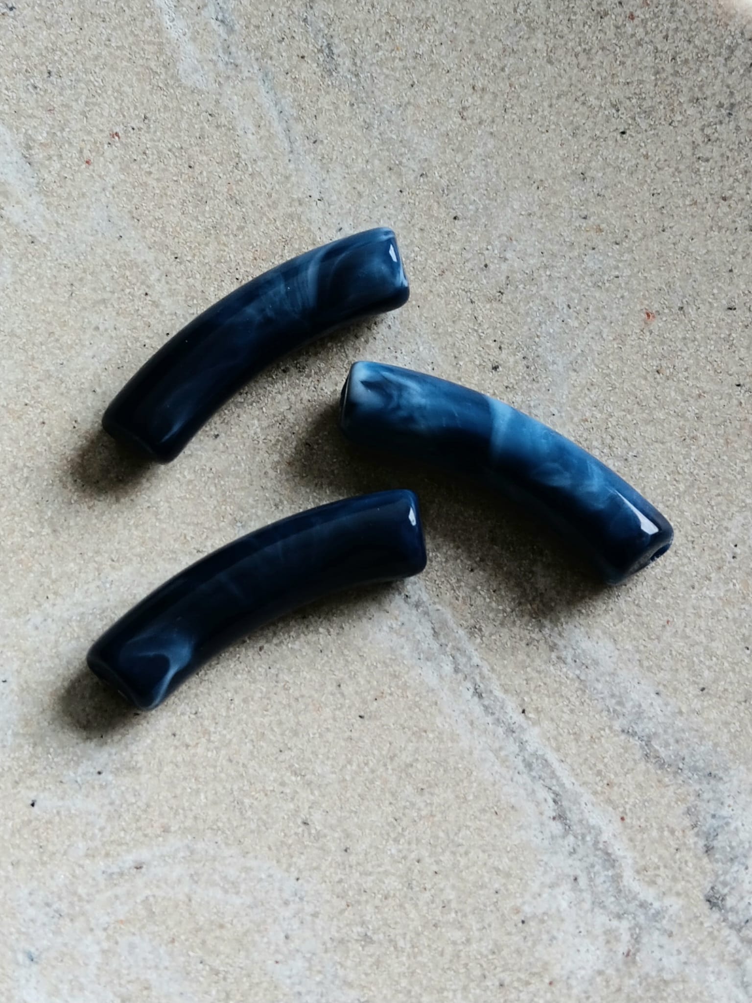 Perle tube incurvé effet marbré en acrylique - 31x9 mm