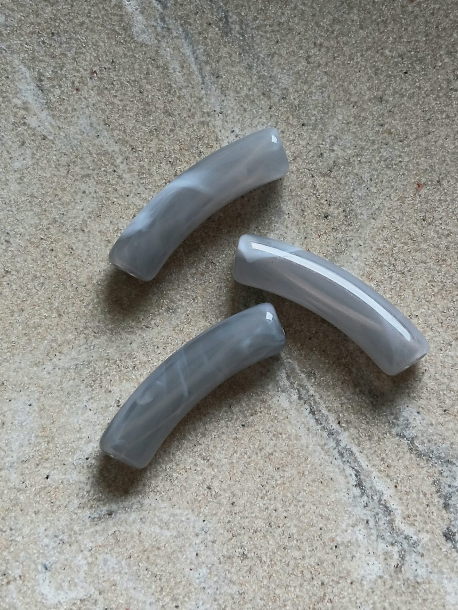 Perle tube incurvé effet marbré en acrylique - 31x9 mm