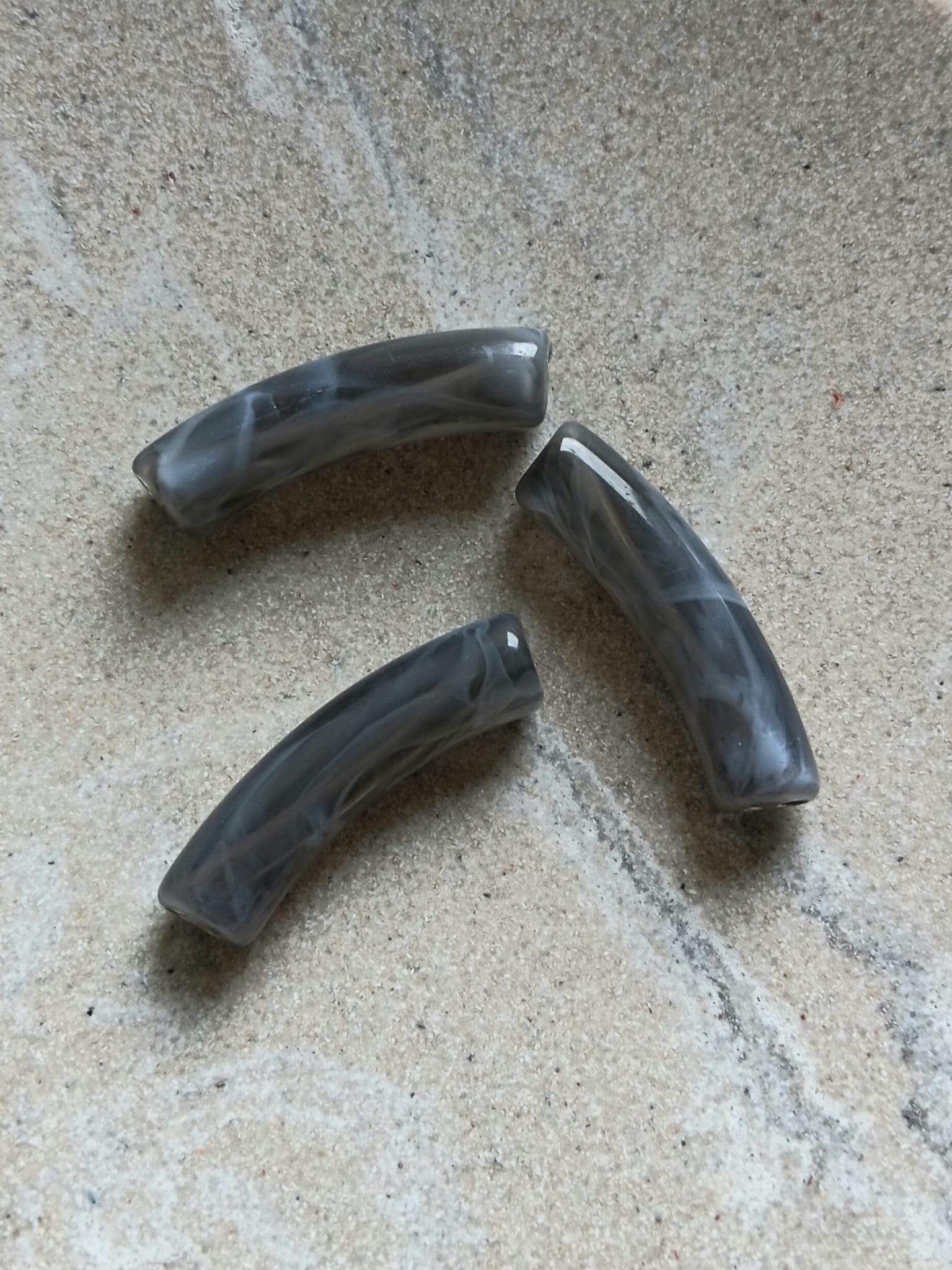 Perle tube incurvé effet marbré en acrylique - 31x9 mm