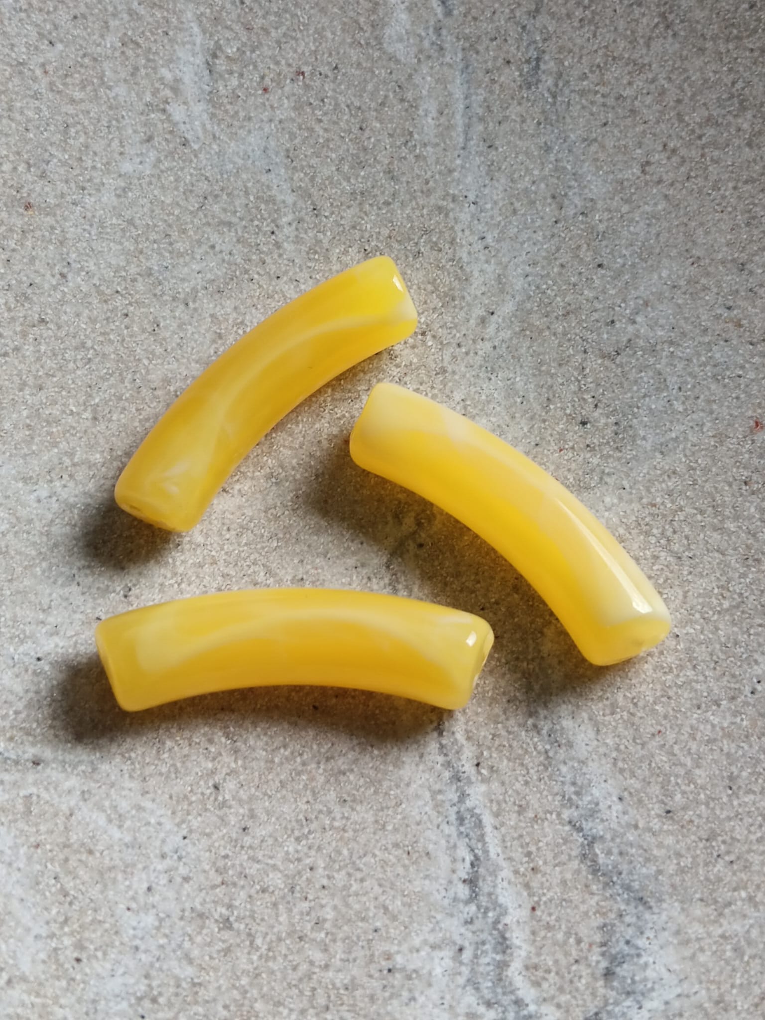 Perle tube incurvé effet marbré en acrylique - 31x9 mm