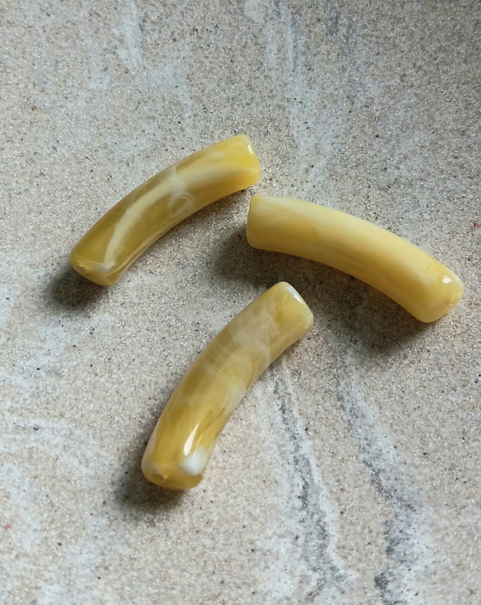 Perle tube incurvé effet marbré en acrylique - 31x9 mm