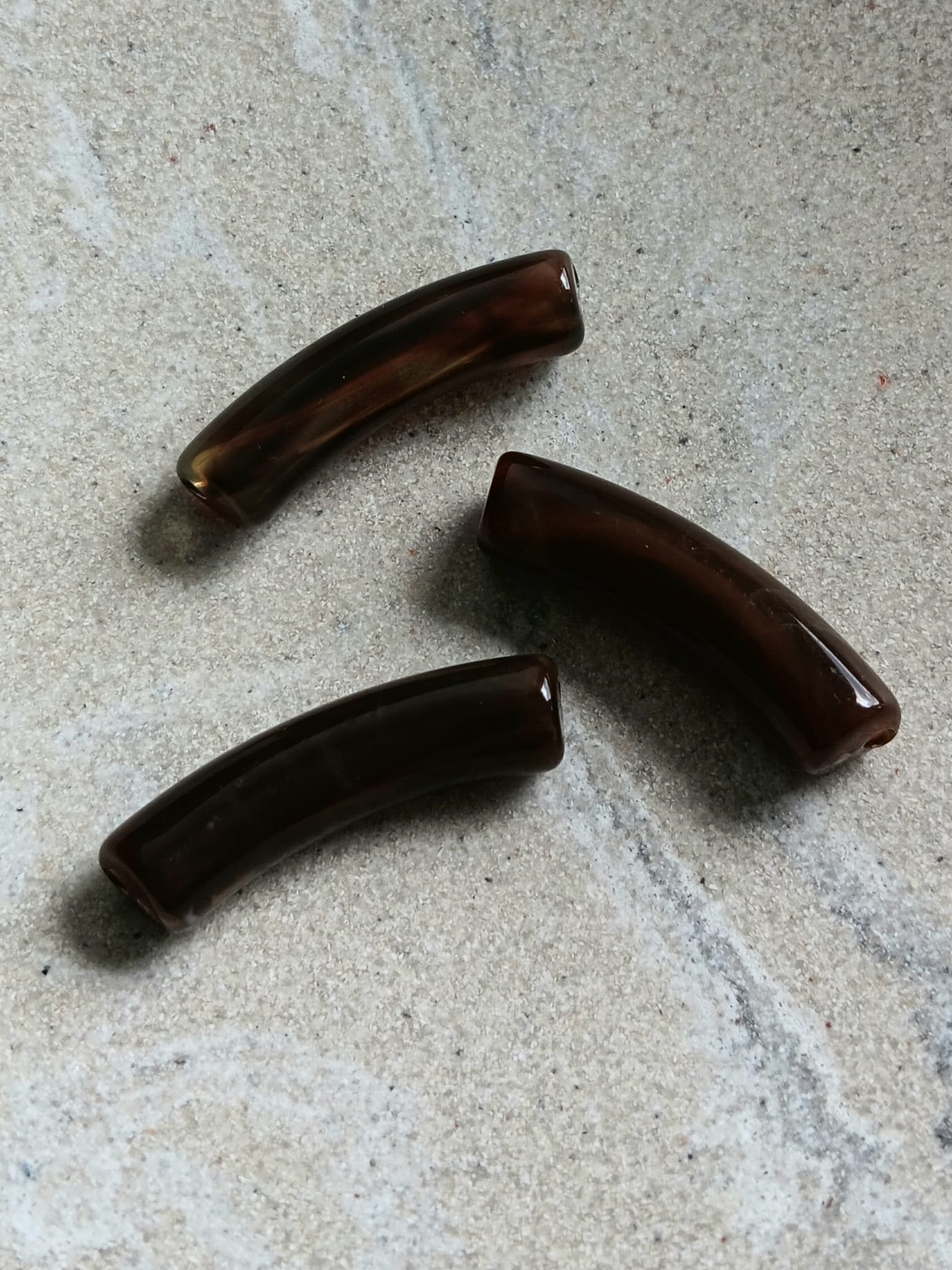 Perle tube incurvé effet marbré en acrylique - 31x9 mm