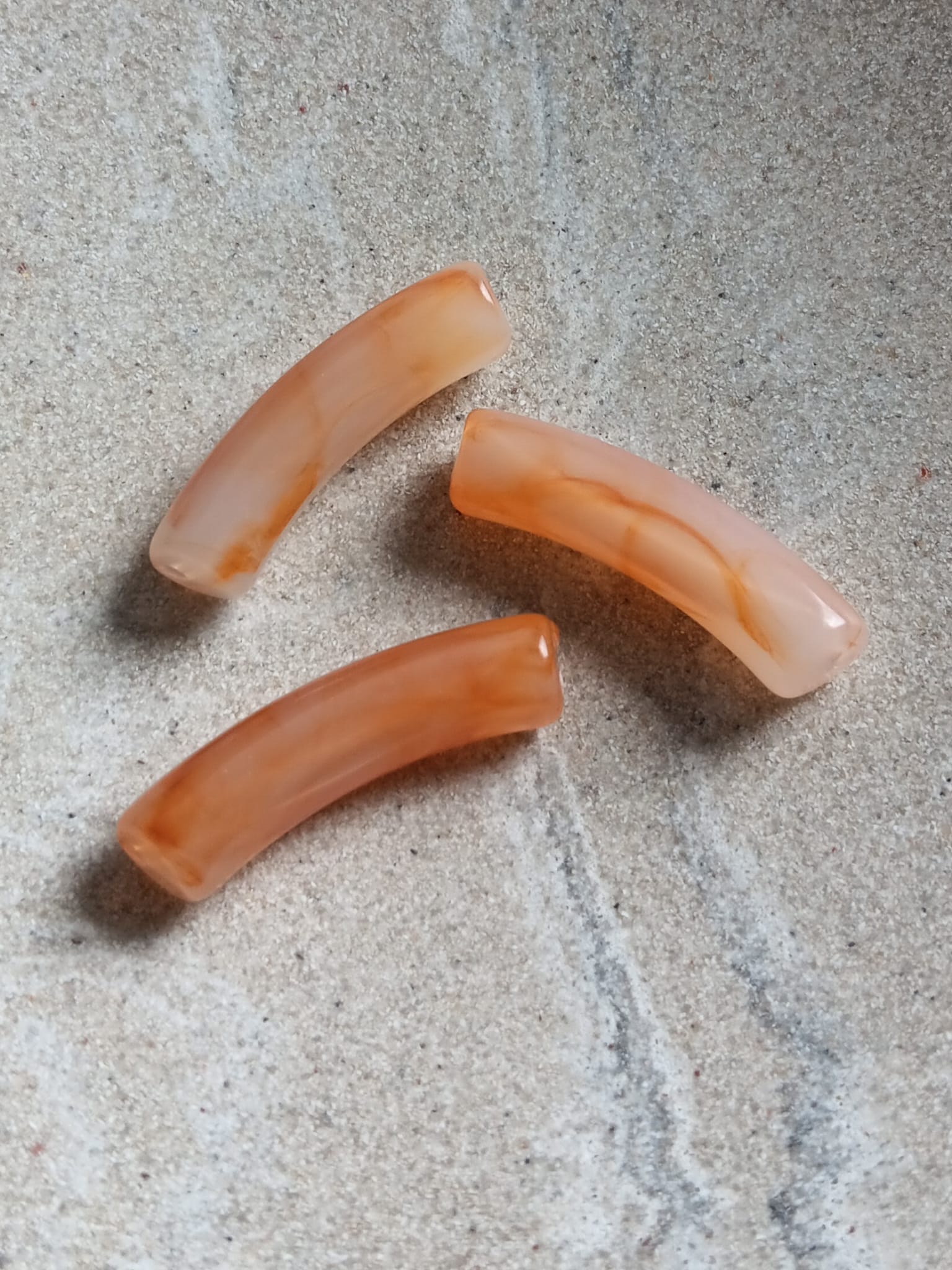 Perle tube incurvé effet marbré en acrylique - 31x9 mm