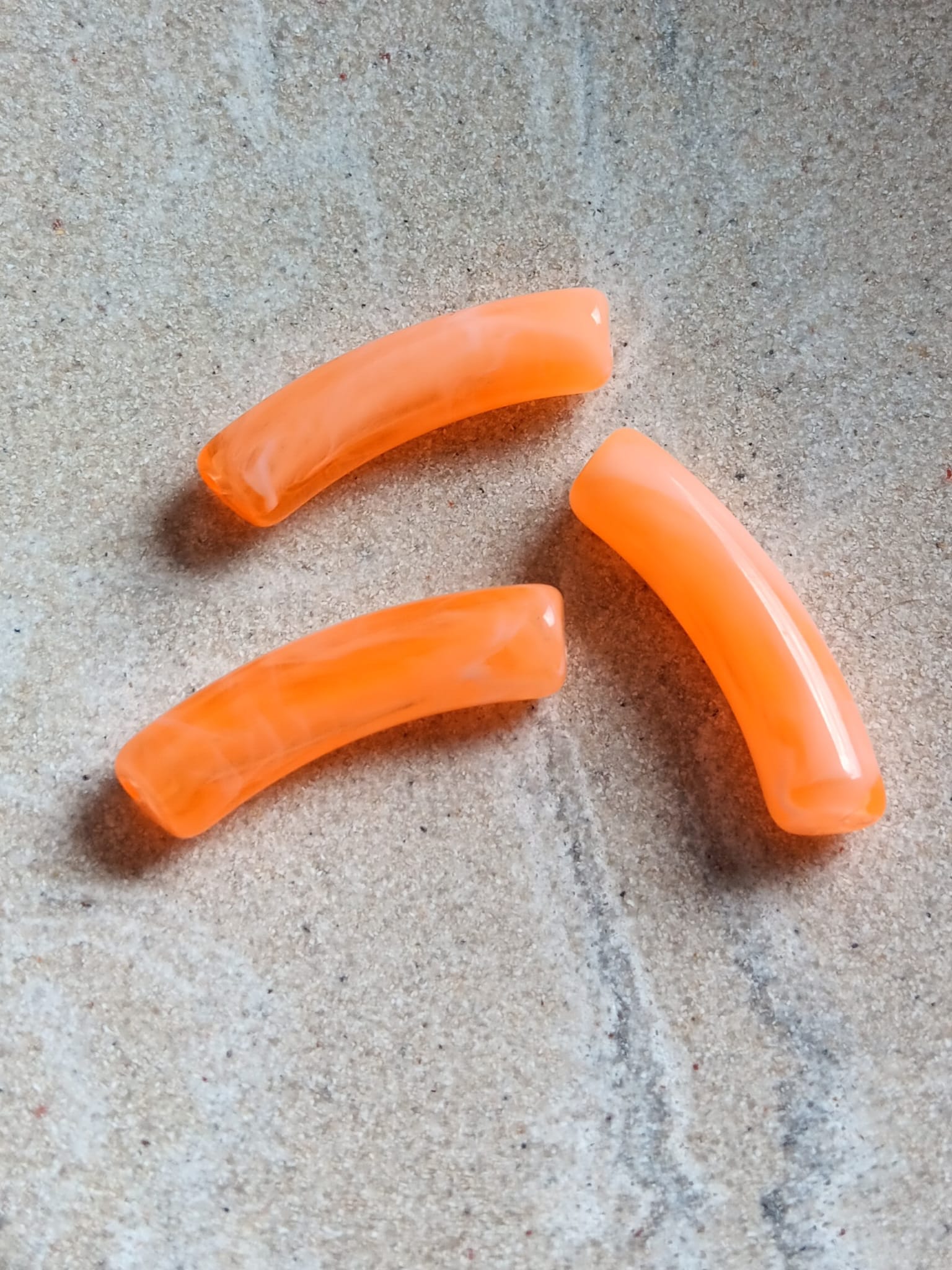 Perle tube incurvé effet marbré en acrylique - 31x9 mm