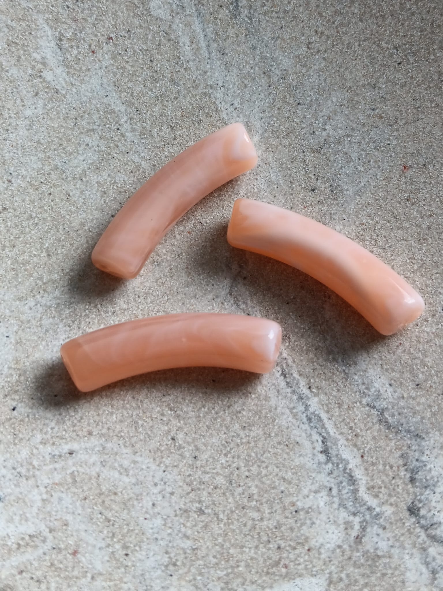 Perle tube incurvé effet marbré en acrylique - 31x9 mm