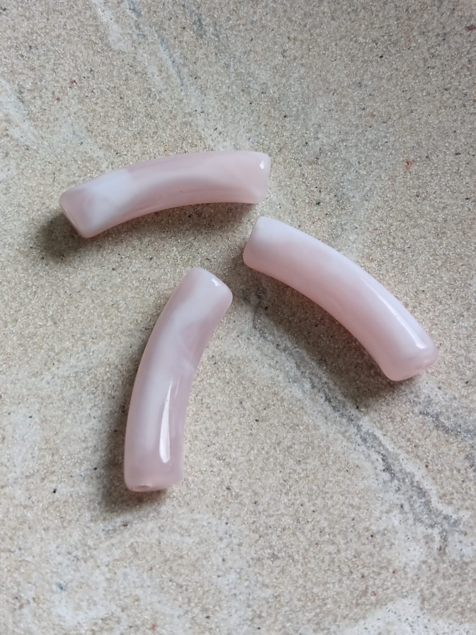 Perle tube incurvé effet marbré en acrylique - 31x9 mm