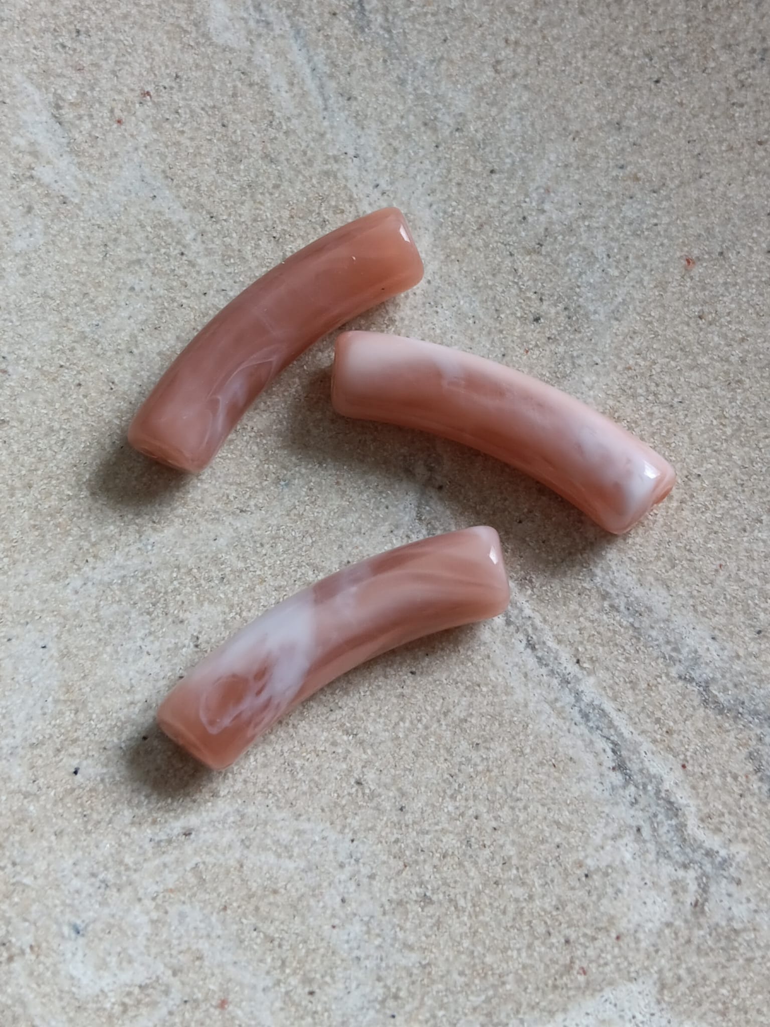 Perle tube incurvé effet marbré en acrylique - 31x9 mm
