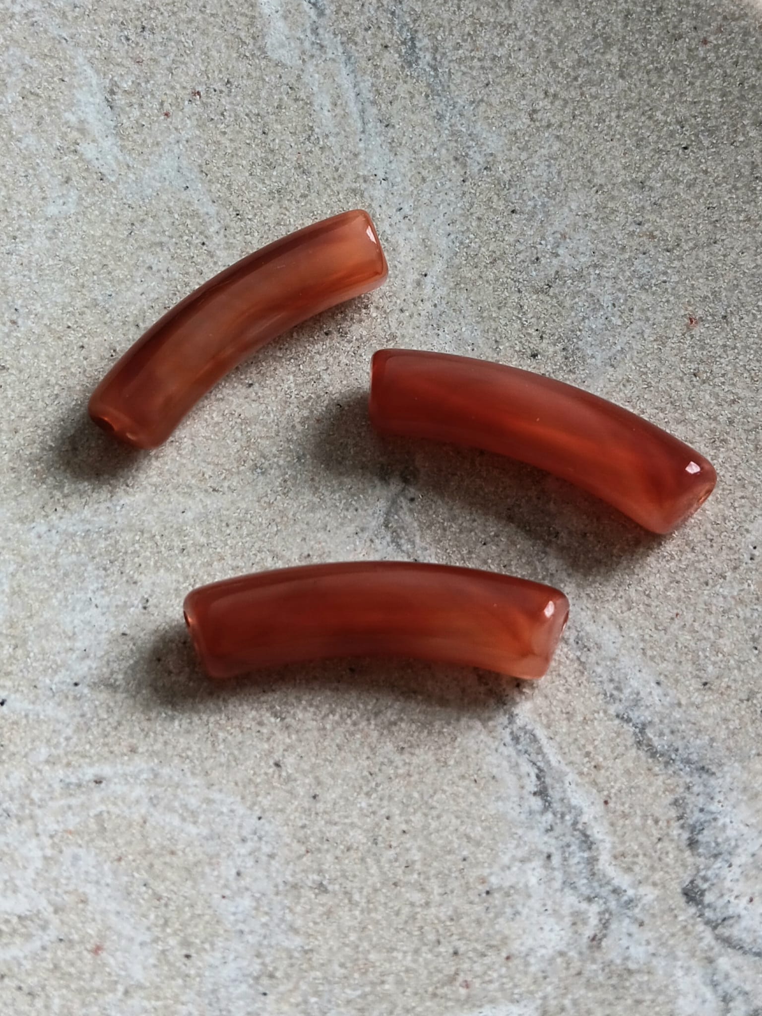 Perle tube incurvé effet marbré en acrylique - 31x9 mm