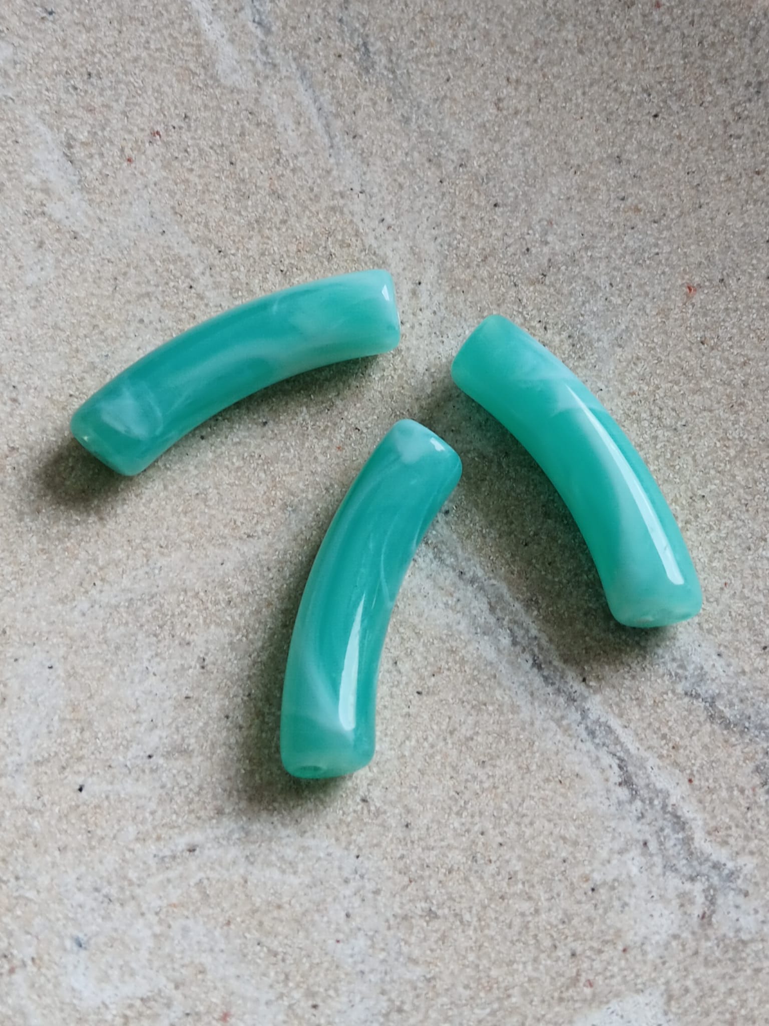 Perle tube incurvé effet marbré en acrylique - 31x9 mm