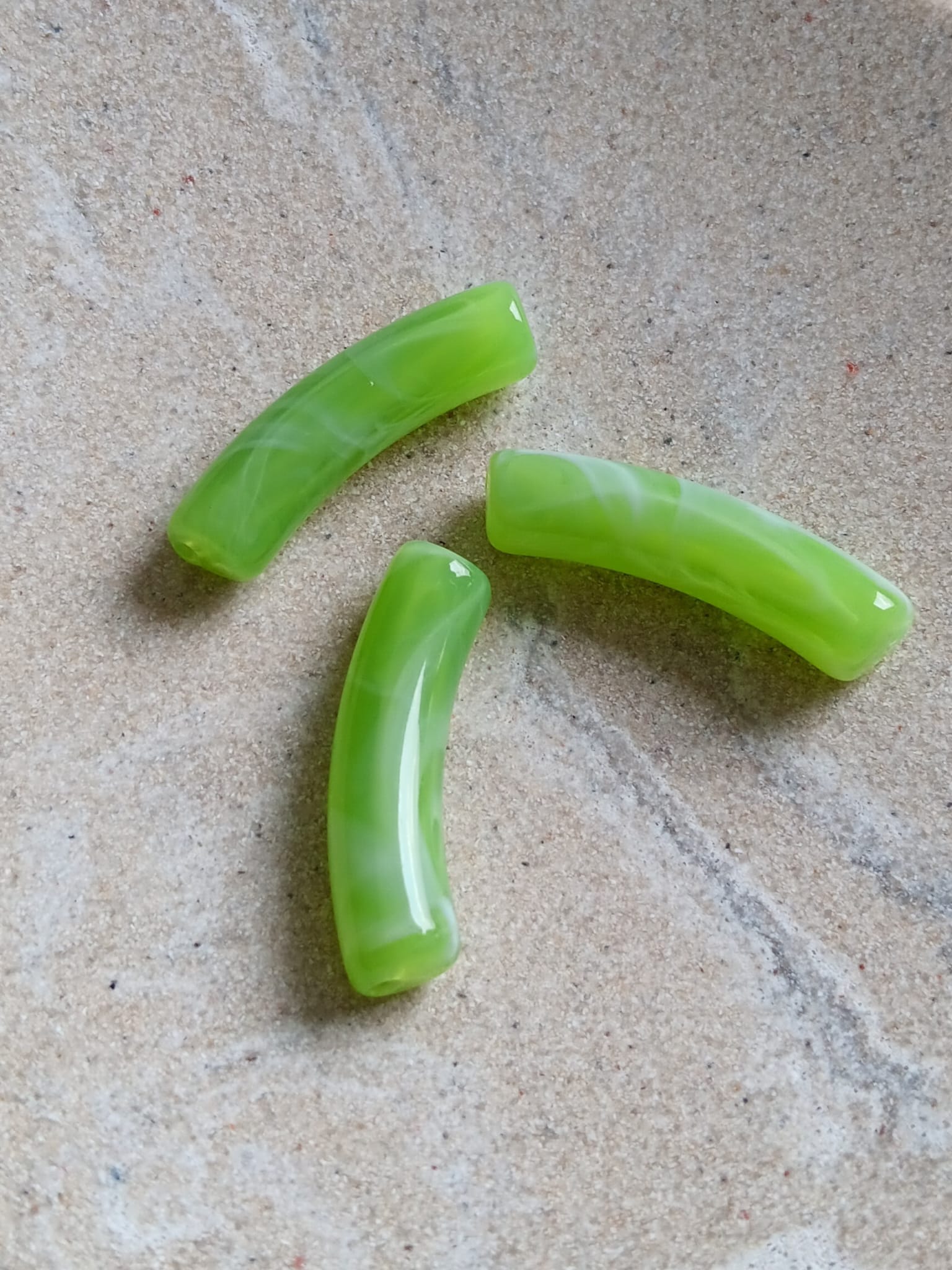Perle tube incurvé effet marbré en acrylique - 31x9 mm