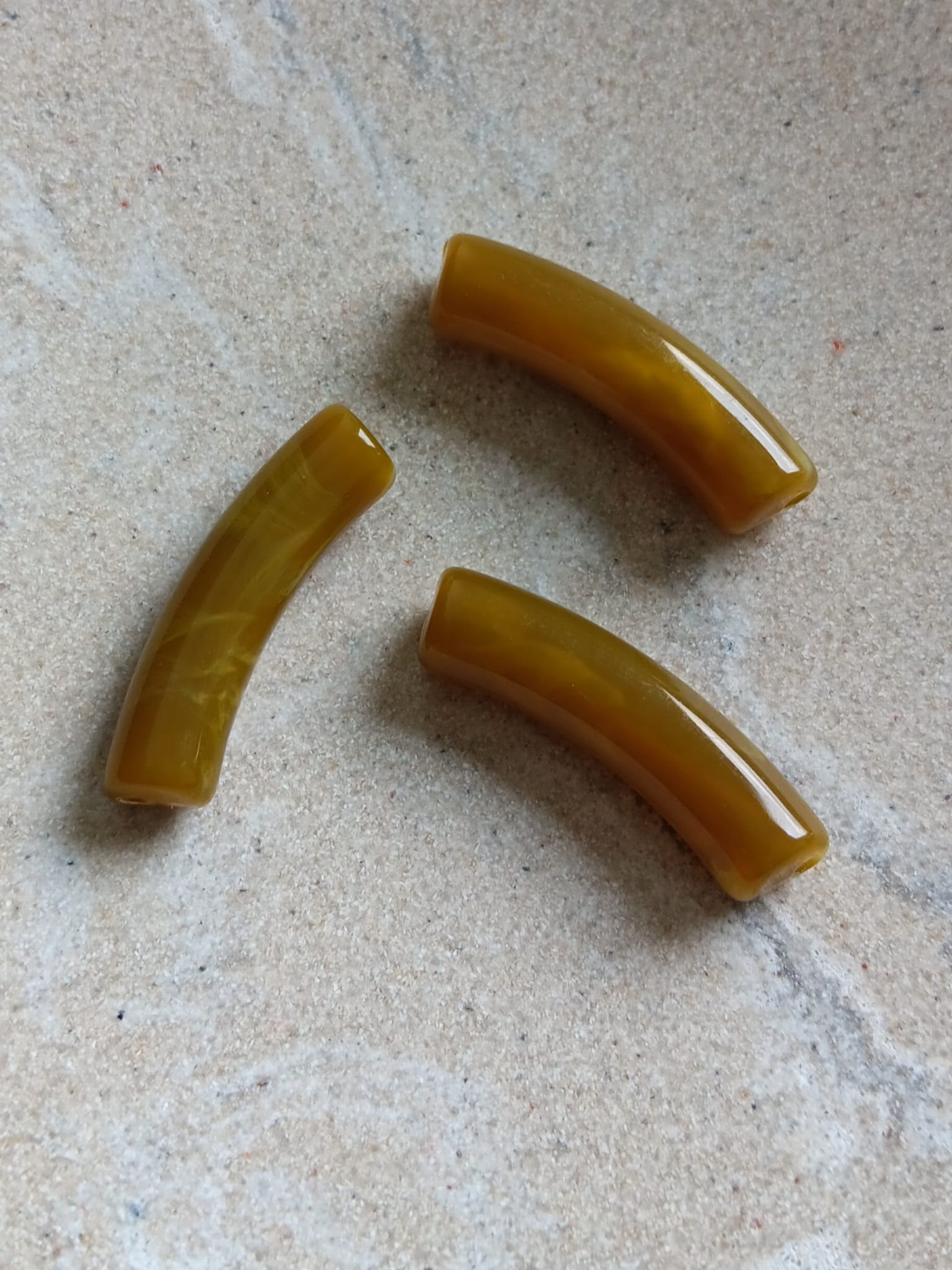 Perle tube incurvé effet marbré en acrylique - 31x9 mm