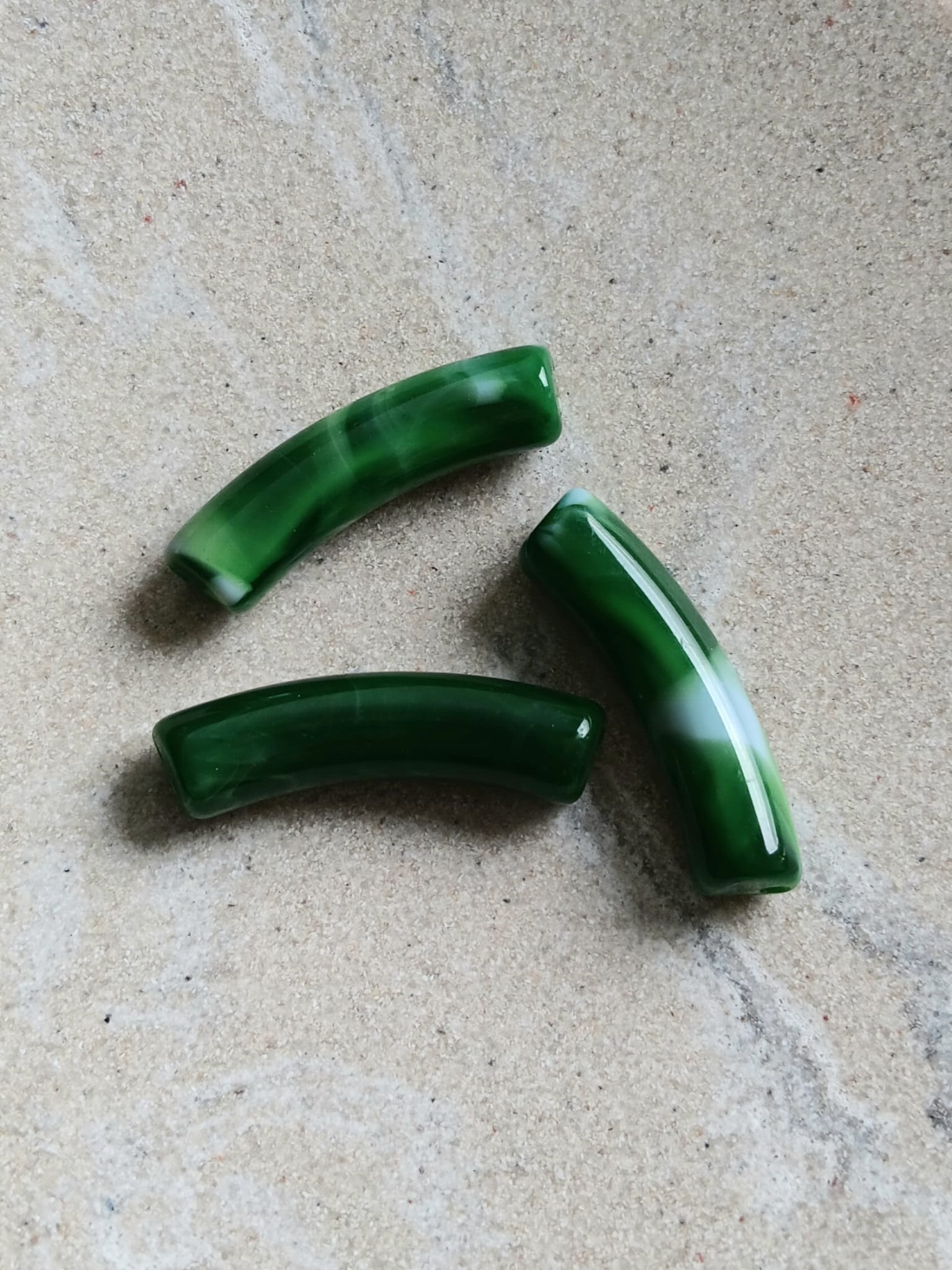Perle tube incurvé effet marbré en acrylique - 31x9 mm