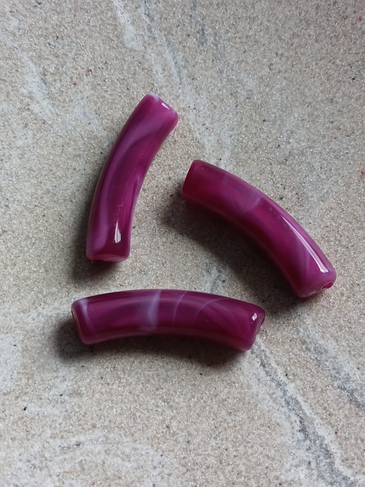 Perle tube incurvé effet marbré en acrylique - 31x9 mm
