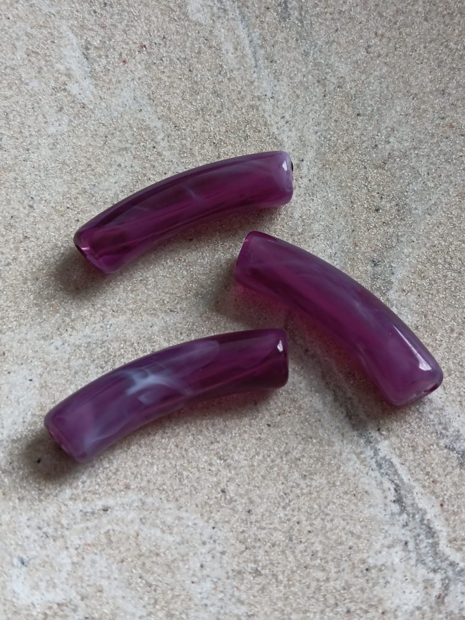 Perle tube incurvé effet marbré en acrylique - 31x9 mm
