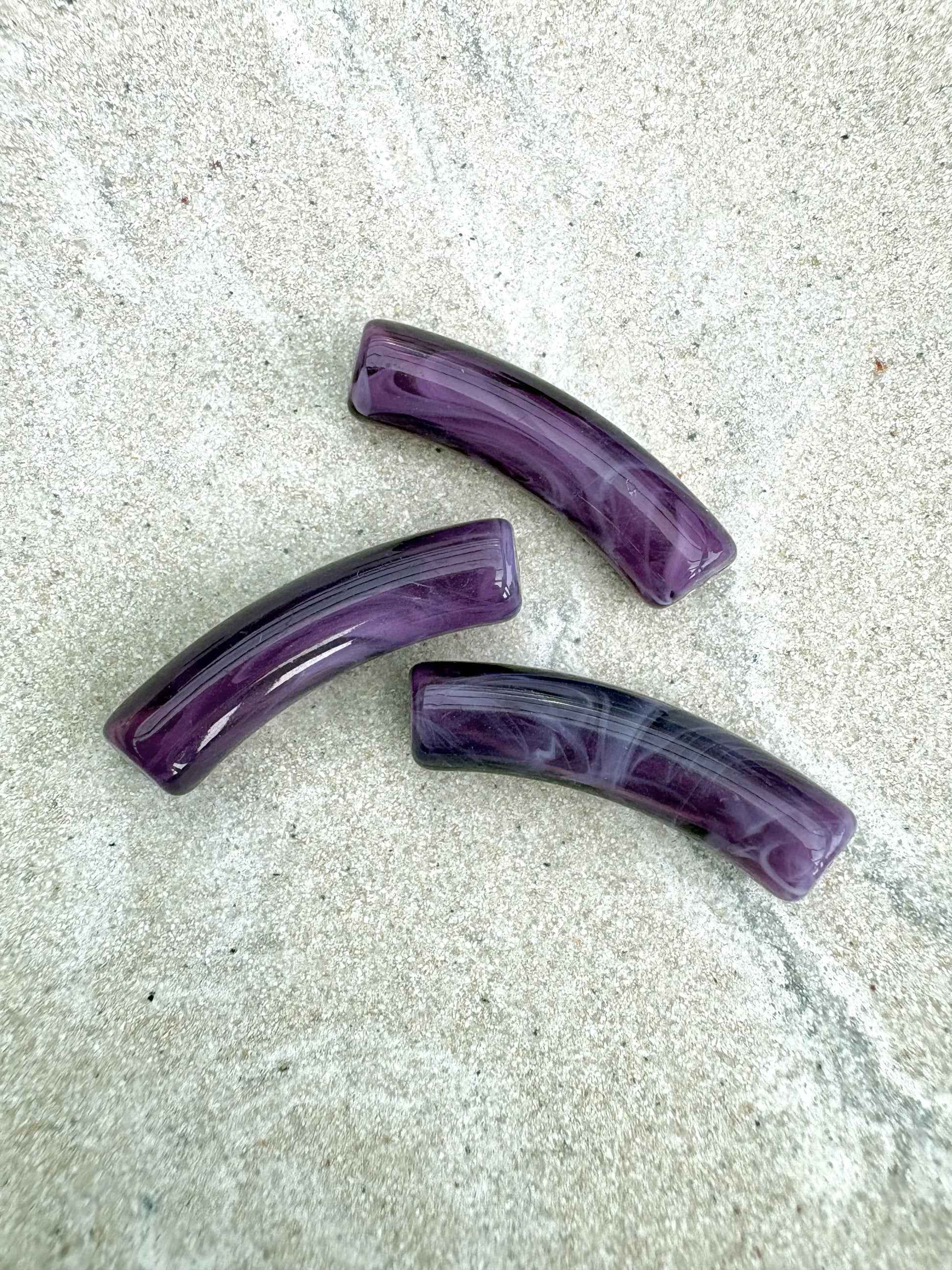 Perle tube incurvé effet marbré en acrylique - 31x9 mm