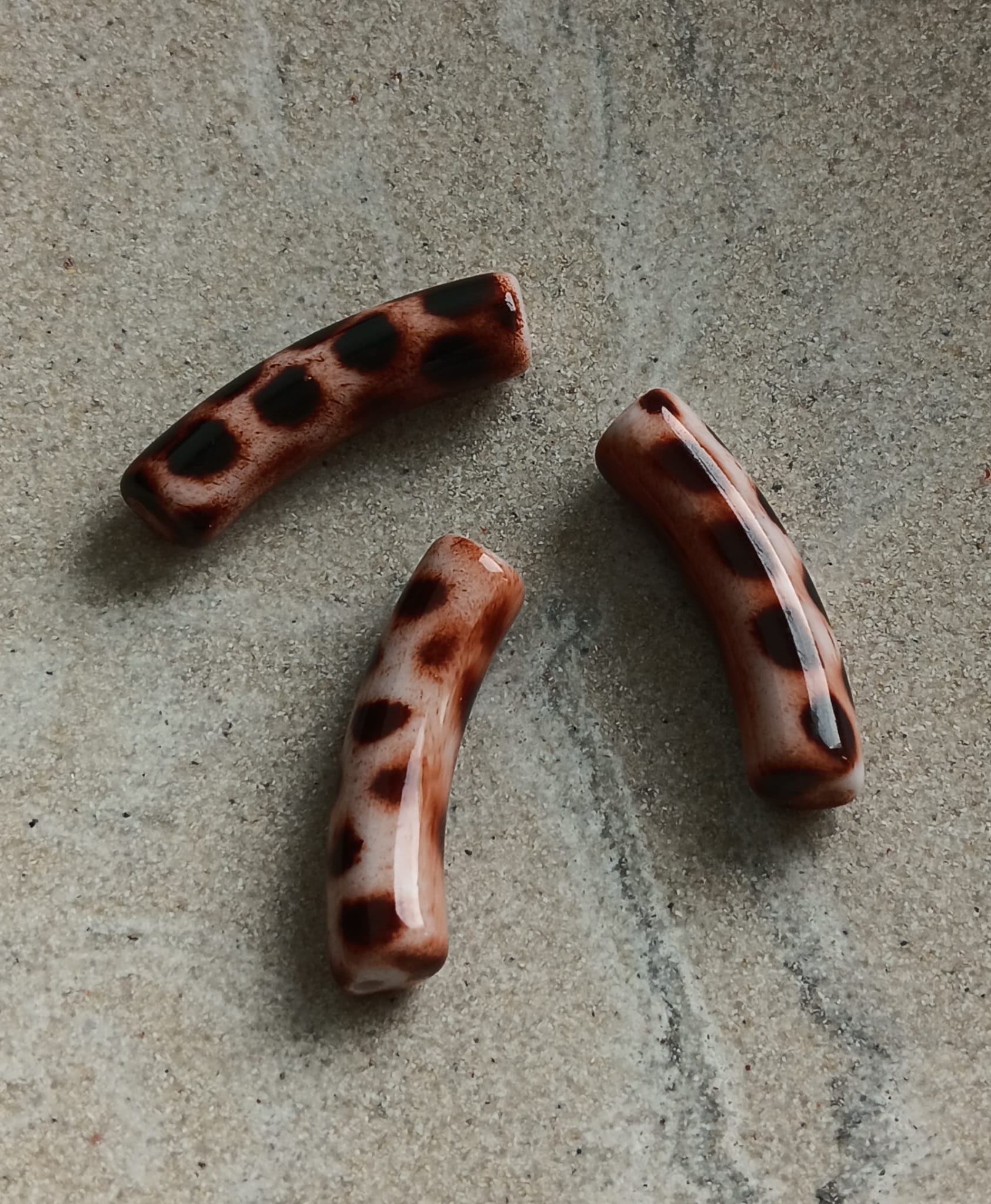 Perle tube incurvé en acrylique léopard - 31x8 mm